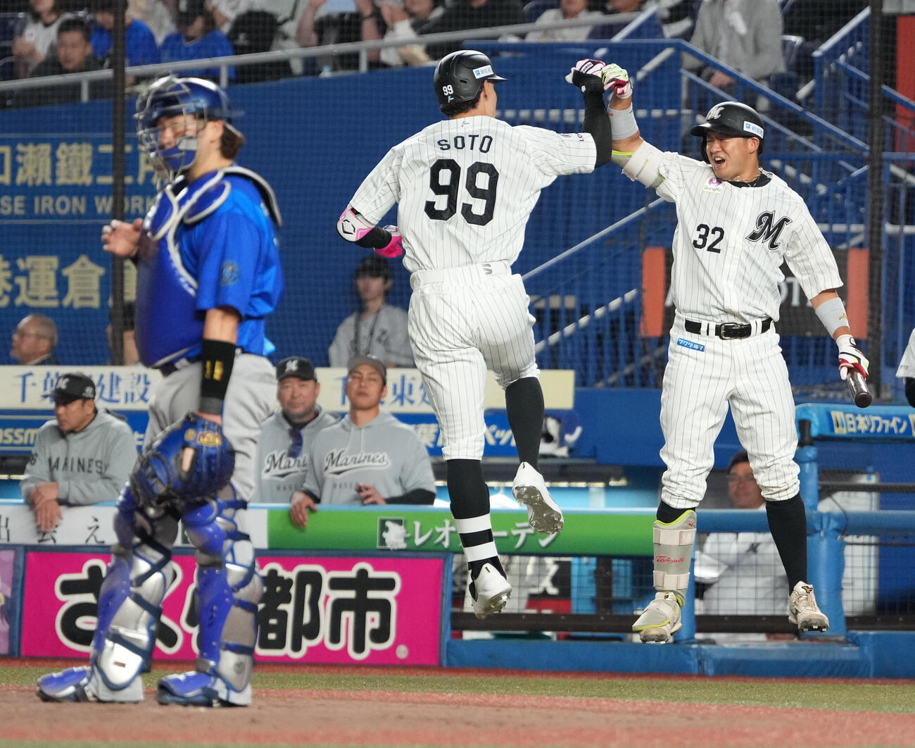ロッテ対DeNA 4回裏ロッテ1死、ネフタリ・ソト（中央）は同点ソロ本塁打を放ち佐藤都志也の祝福を受ける（撮影・小沢裕）