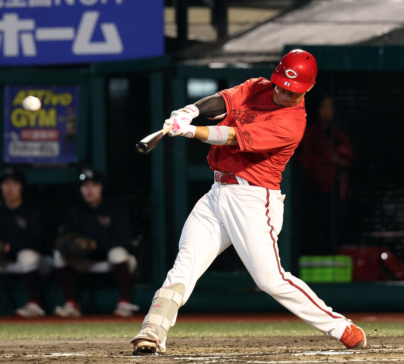 楽天対広島　3回表広島1死一、二塁、坂倉将吾は先制適時二塁打を放つ（撮影・浅見桂子）