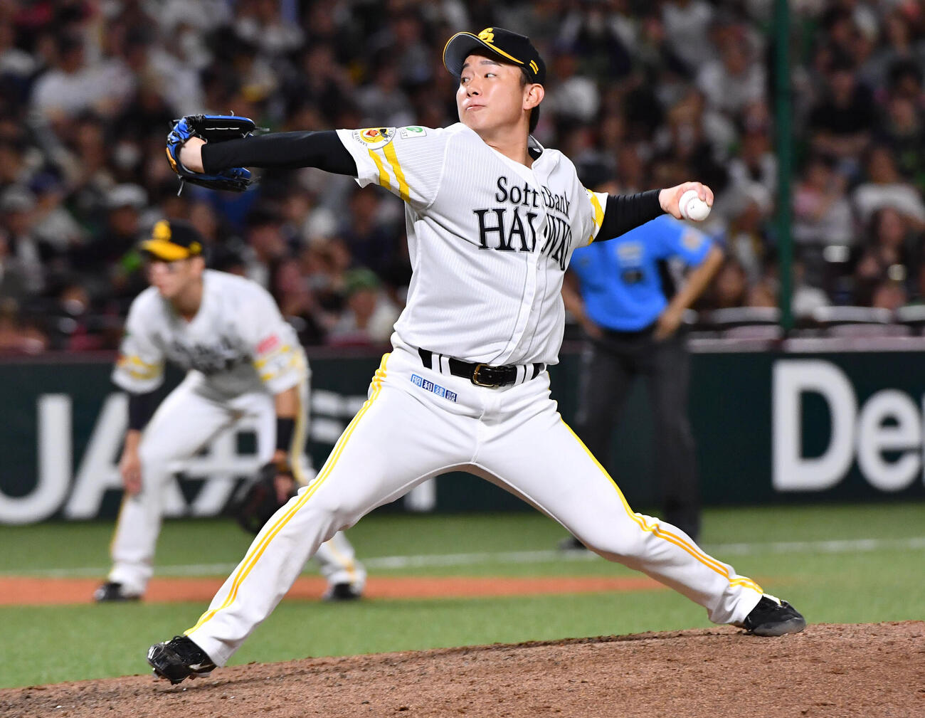 ソフトバンク対ヤクルト　8回表から登板した、ソフトバンク4番手の中村稔弥（撮影・岩下翔太）