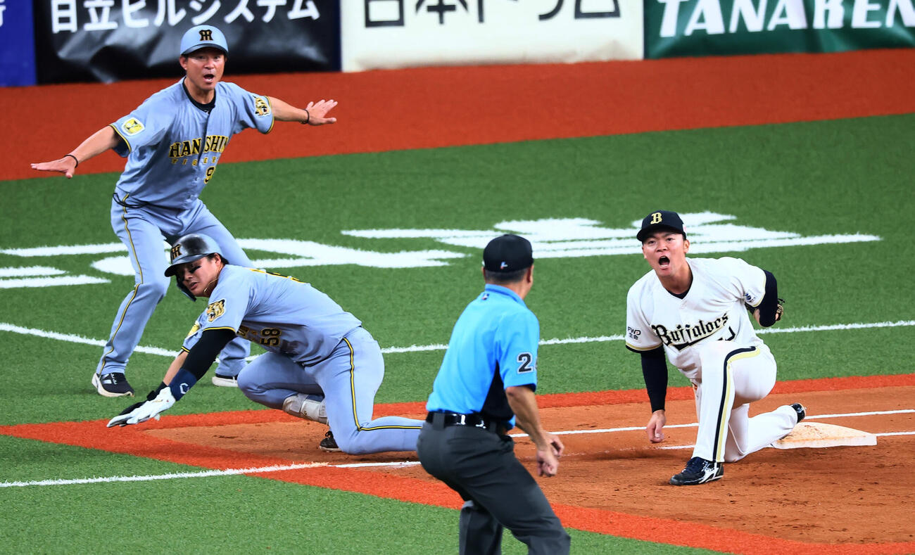 オリックス対阪神　8回表阪神1死、遊ゴロに倒れる前川右京。一塁手山中稜真（撮影・加藤哉）