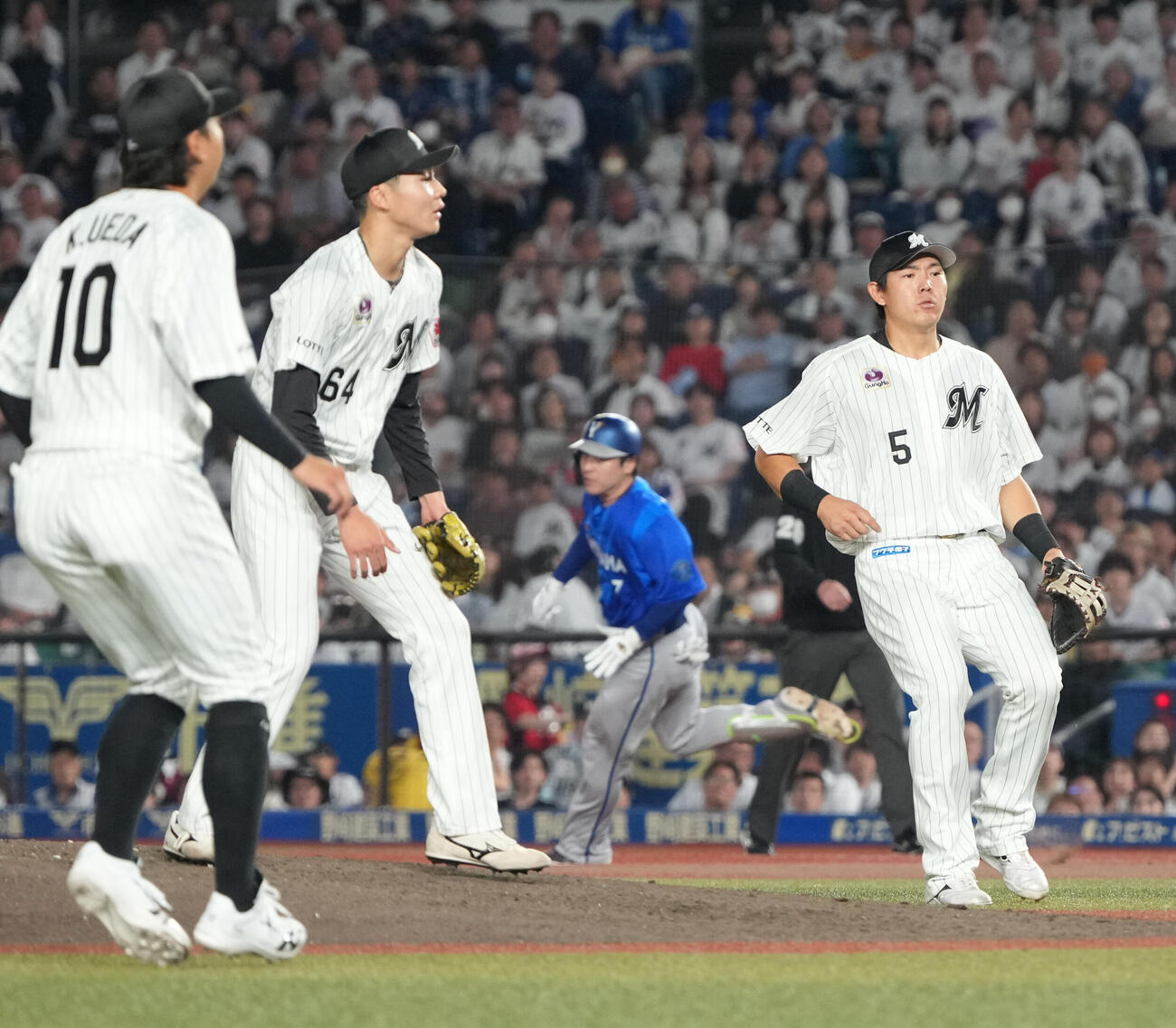ロッテ対DeNA 8回表DeNA2死、佐野恵太の投本間の飛球を互いに譲り合い二塁打とするロッテナイン（撮影・小沢裕）