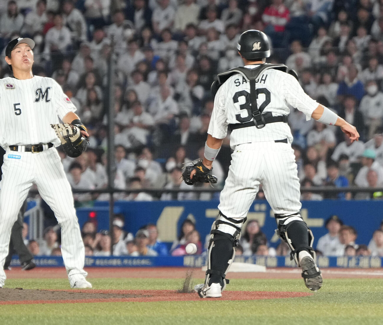 ロッテ対DeNA 8回表DeNA2死、佐野恵太の投本間の飛球を互いに譲り合い二塁打とするロッテナイン（撮影・小沢裕）