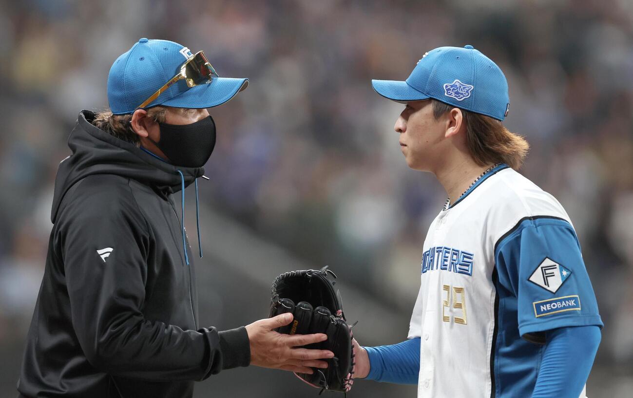 日本ハム対中日　7回表、途中降板する細野晴希（右）と話す新庄剛志監督（撮影・黒川智章）