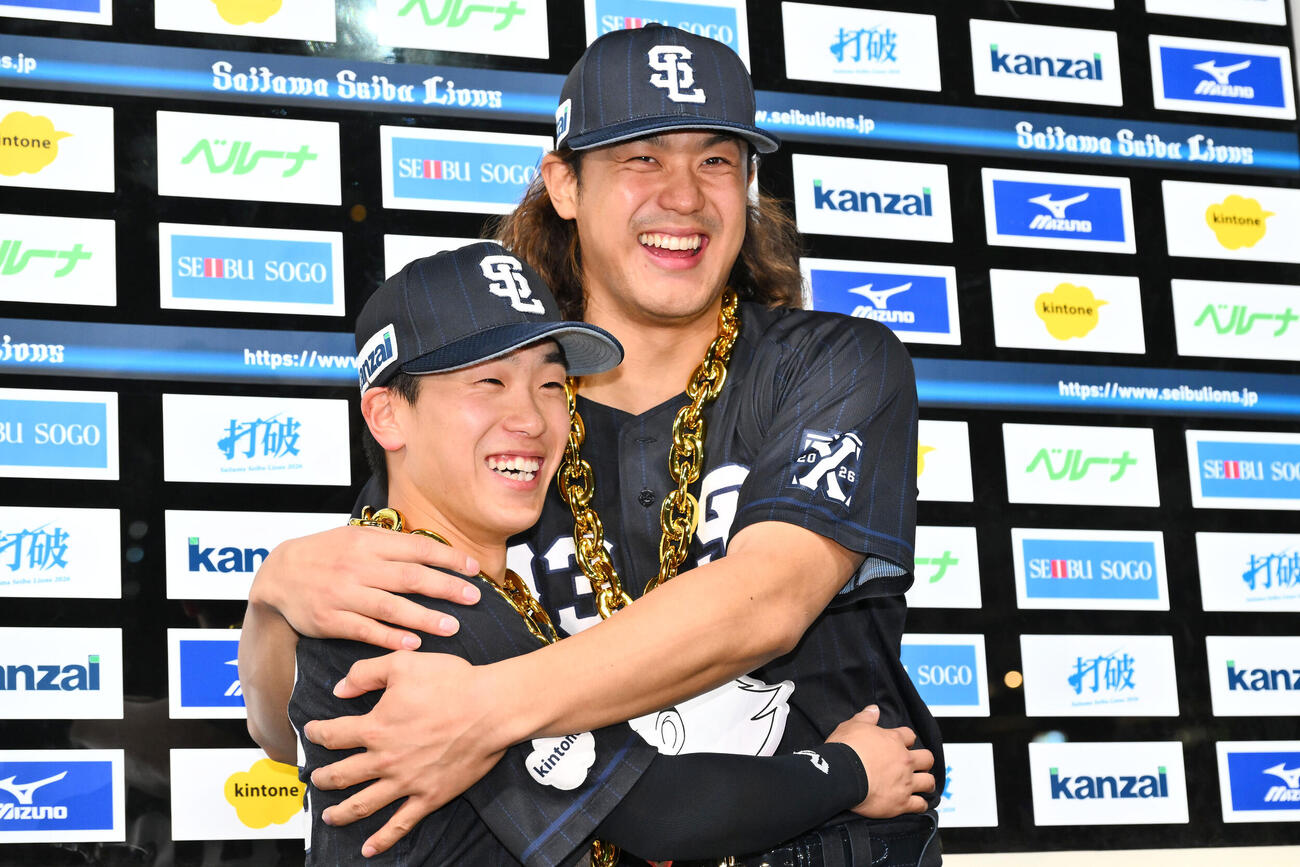 西武対巨人　ヒーローインタビューで抱き合って写真に納まる西武滝沢夏央（左）と高橋光成（撮影・滝沢徹郎）
