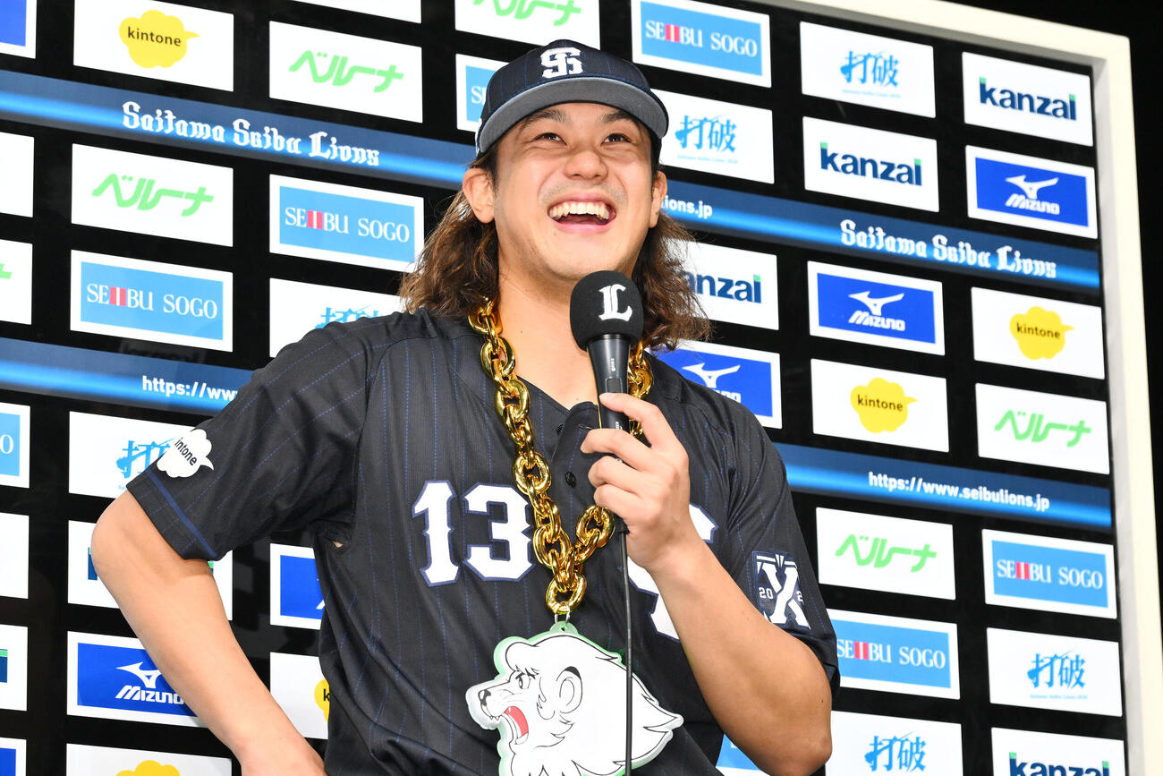 西武対巨人　ヒーローインタビューを受ける西武高橋光成（撮影・滝沢徹郎）