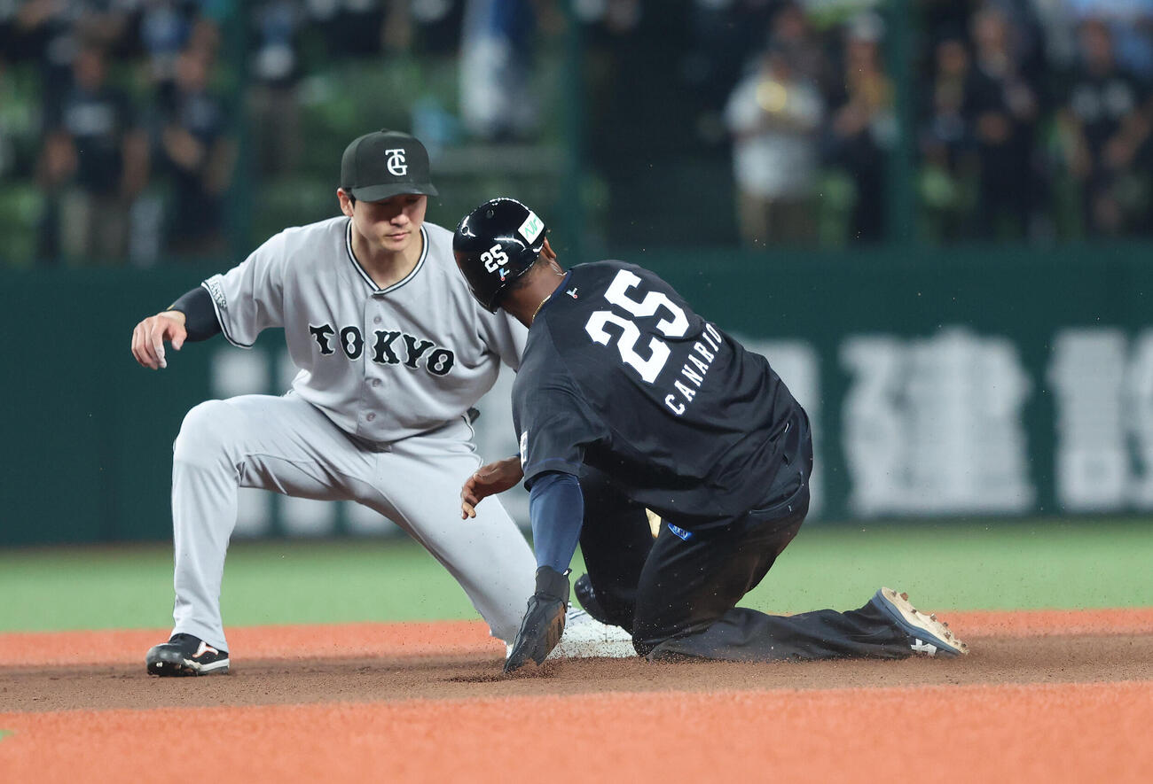西武対巨人　6回裏西武1死一塁、二盗を決めるカナリオ（撮影・河田真司）