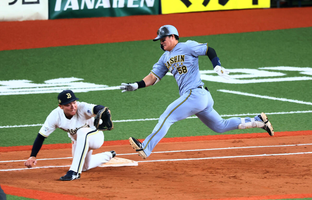 オリックス対阪神　8回表阪神1死、遊ゴロに倒れる前川右京。一塁手山中稜真（撮影・加藤哉）