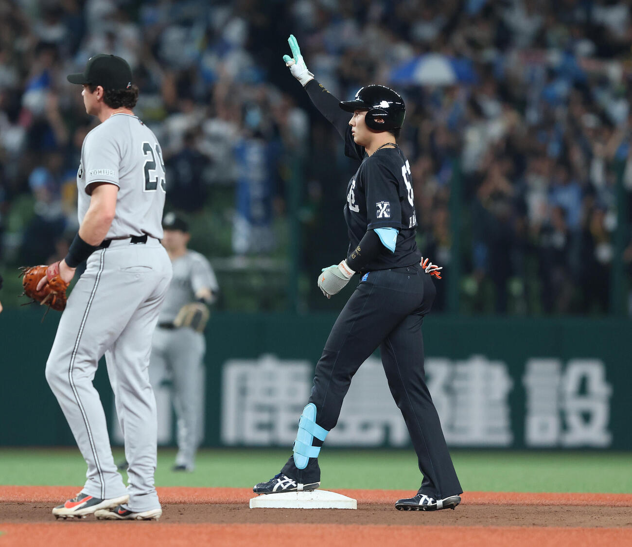 西武対巨人　1回裏西武1死一塁、先制適時二塁打を放ち出塁する長谷川信哉（撮影・河田真司）
