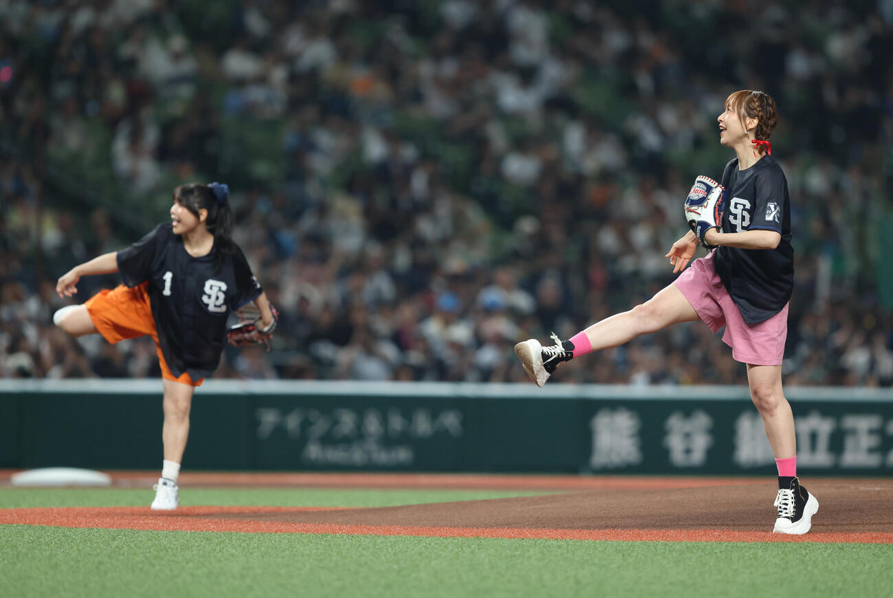 西武対巨人　セレモニアルピッチを務める新田恵海（左）と徳井青空（撮影・河田真司）