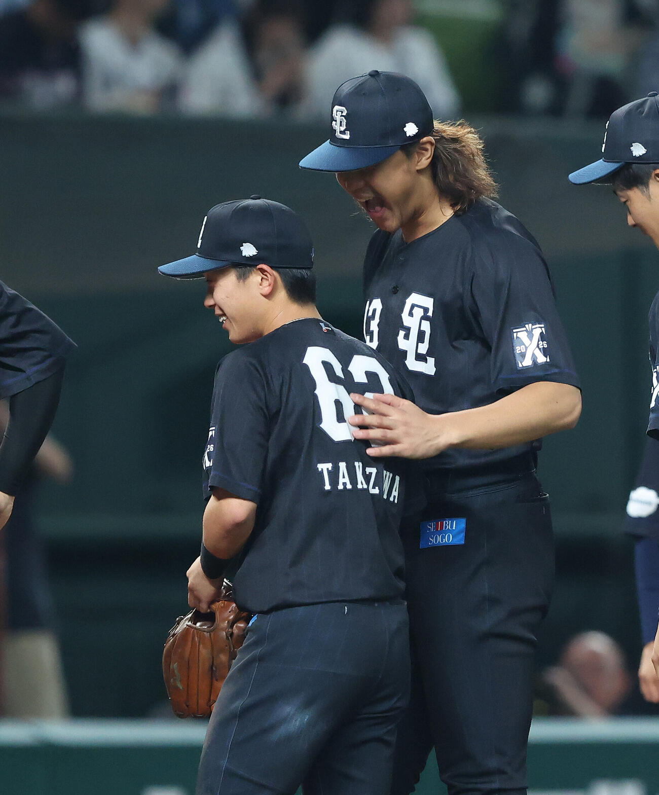 西武対巨人　巨人に勝利し滝沢夏央（左）を迎える高橋光成（撮影・河田真司）