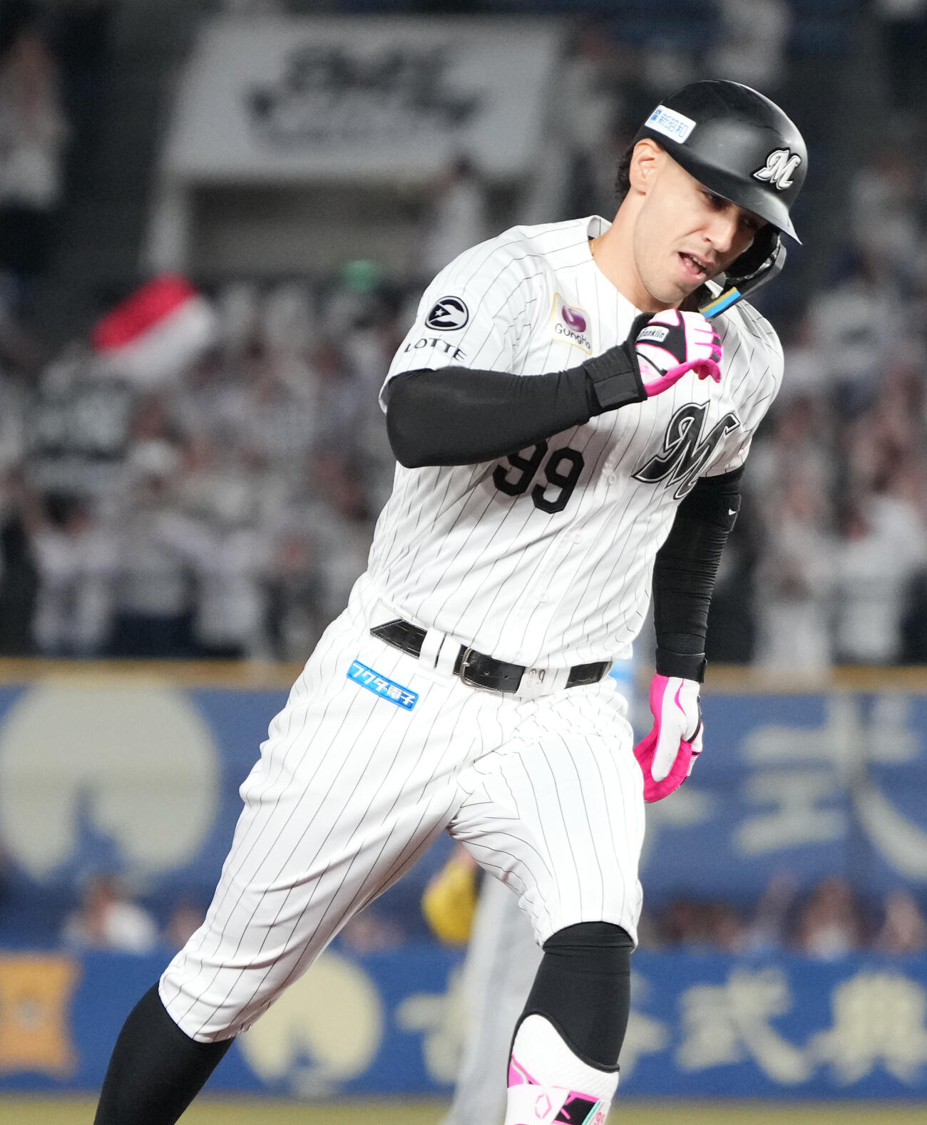 ロッテ対DeNA 4回裏ロッテ1死、ネフタリ・ソトは同点ソロ本塁打を放ち三塁をまわる（撮影・小沢裕）