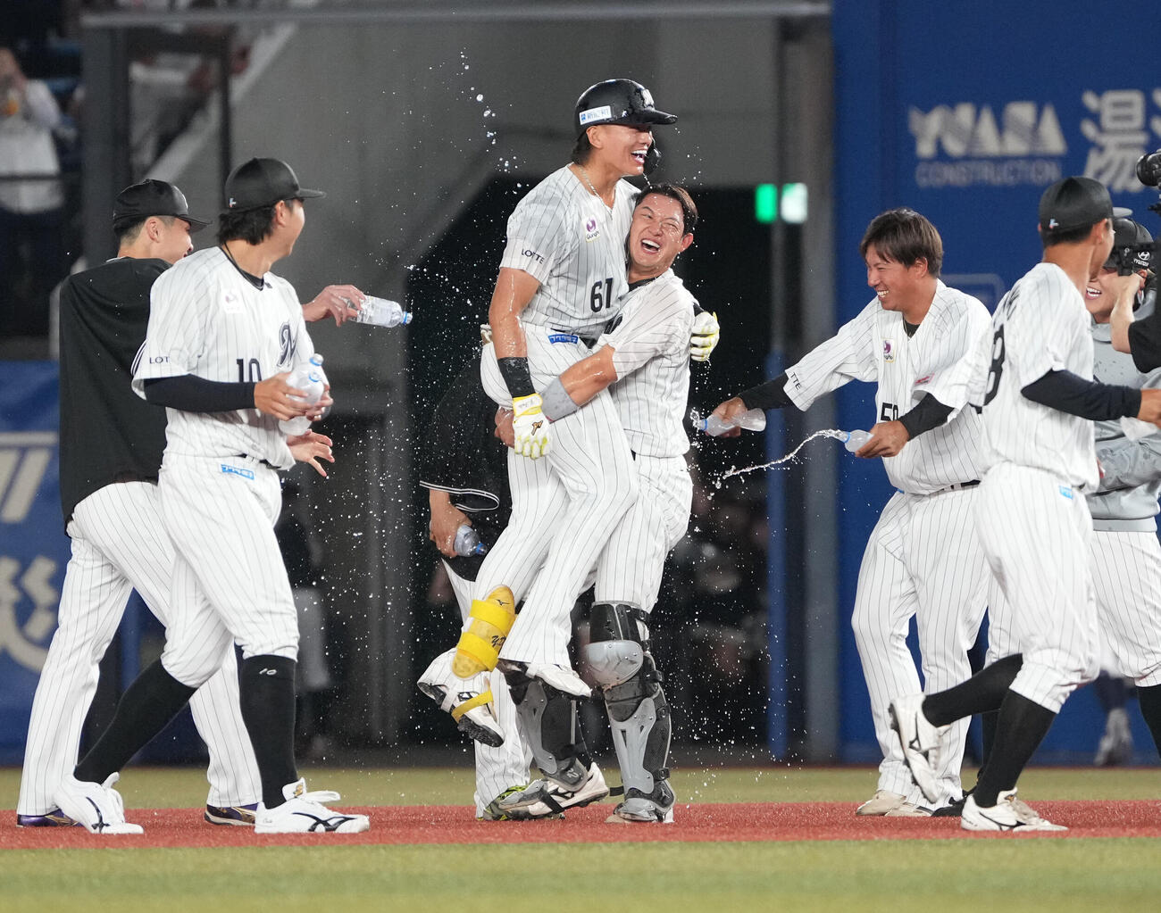 ロッテ対DeNA 9回裏ロッテ2死二、三塁、山本大斗（中央）はサヨナラの右前適時打を放ちナインから手荒い祝福を受ける（撮影・小沢裕）