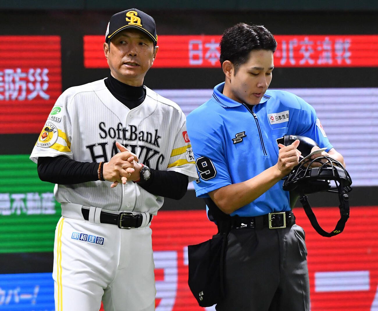 ソフトバンク対ヤクルト　6回表開始前に周東佑京の交代を告げる小久保裕紀監督（撮影・岩下翔太）