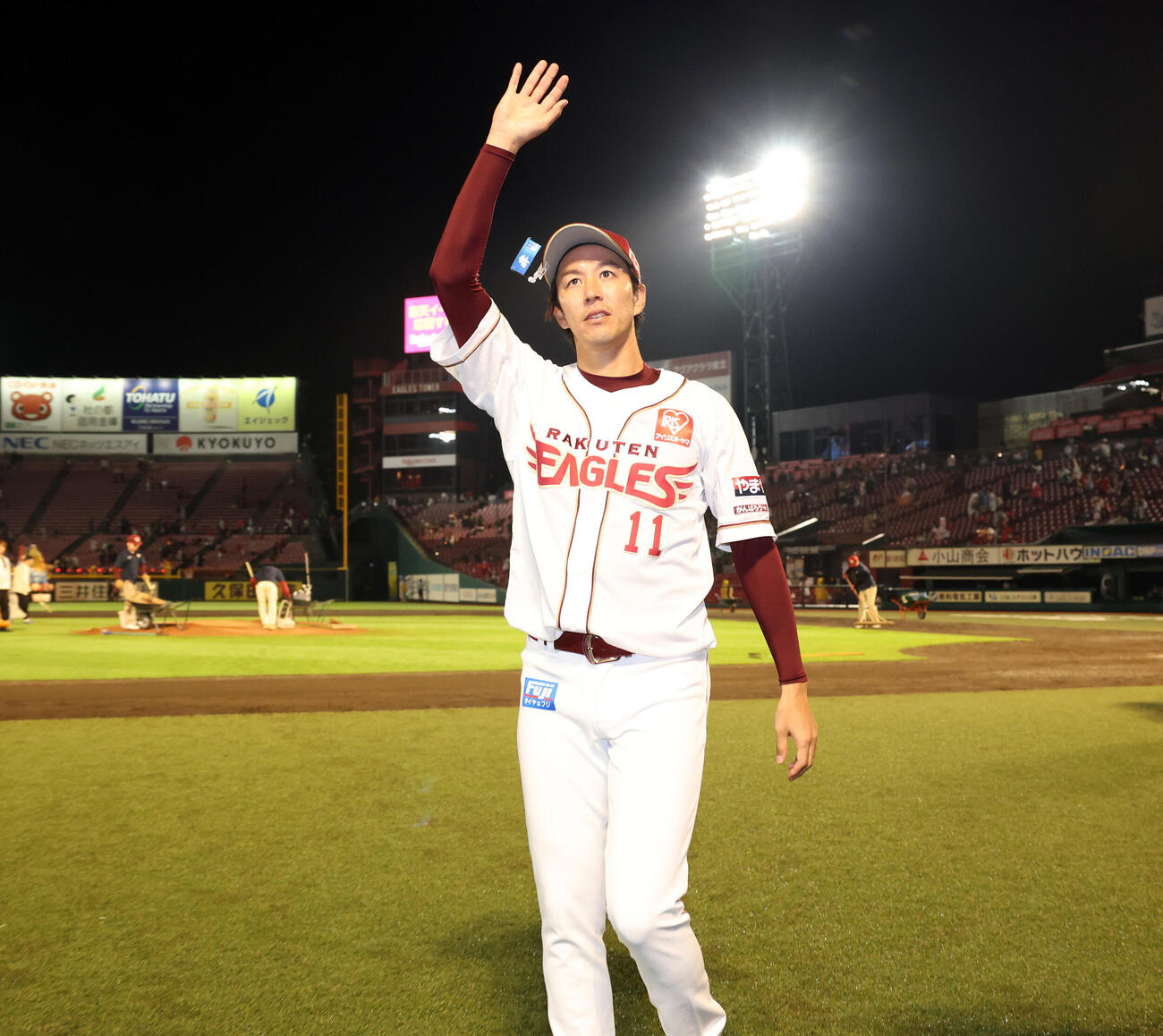 楽天対広島　今季初勝利の楽天岸孝之はスタンドに笑顔で手を振る（撮影・浅見桂子）