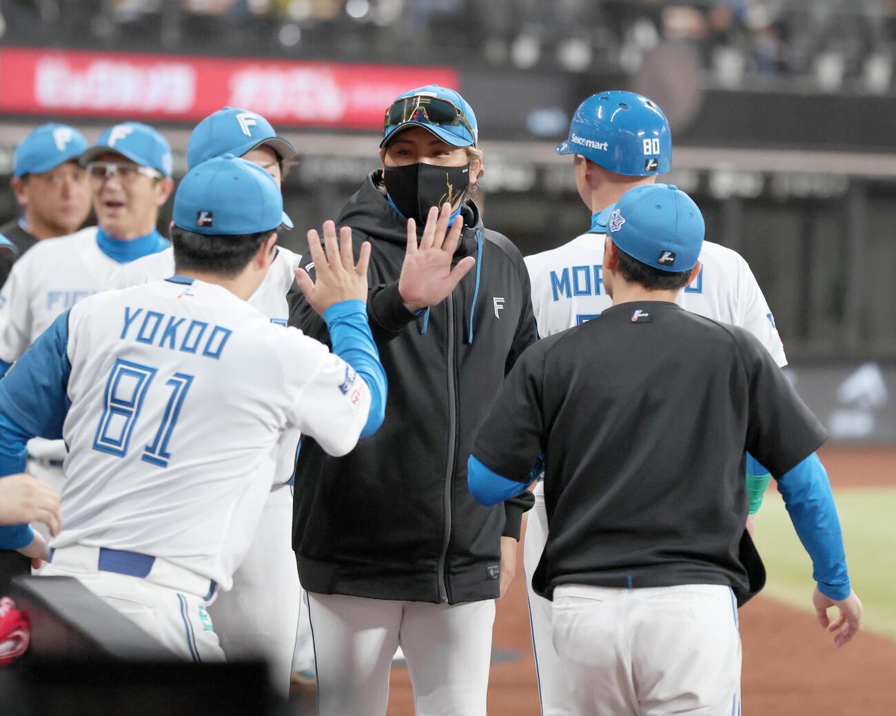 日本ハム対中日　8連勝しスタッフらとハイタッチする新庄剛志監督（撮影・黒川智章）