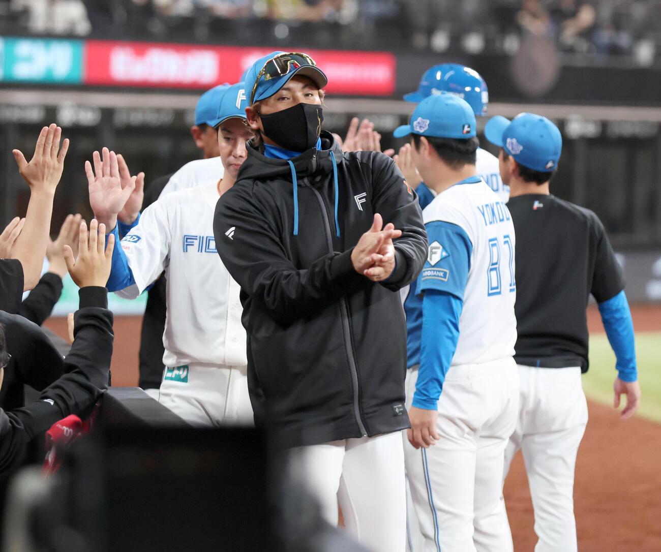 日本ハム対中日　8連勝し手をたたく新庄剛志監督（撮影・黒川智章）