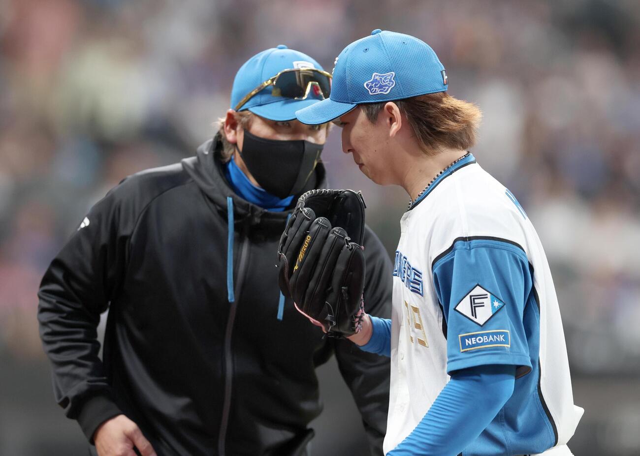 日本ハム対中日　7回表、途中降板する細野晴希（右）と話す新庄剛志監督（撮影・黒川智章）