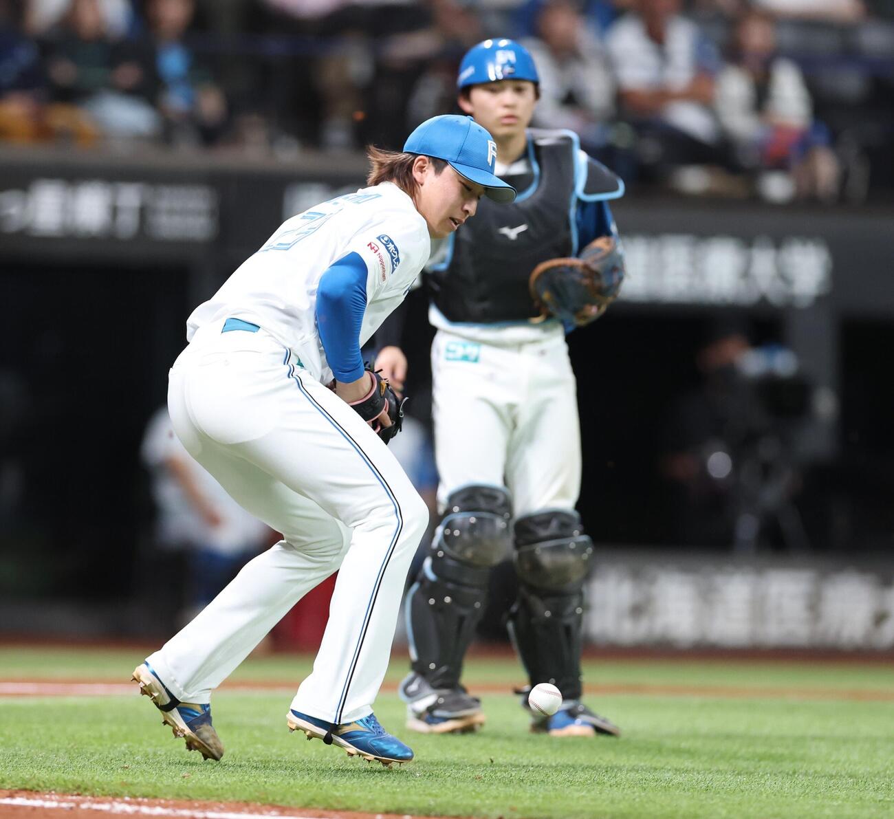 日本ハム対中日　5回表中日1死一塁、細野晴希は田中幹也のバントした打球が手につかず失策となる（撮影・黒川智章）