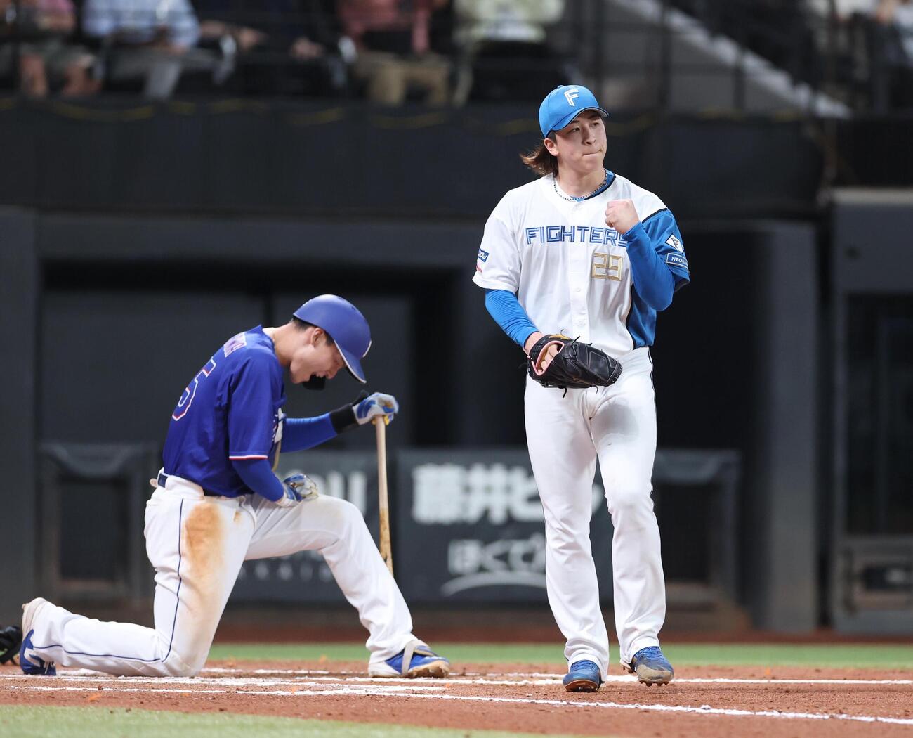 日本ハム対中日　6回表中日2死一、二塁、石川昴弥（左）を打ち取りガッツポーズの細野晴希（撮影・黒川智章）