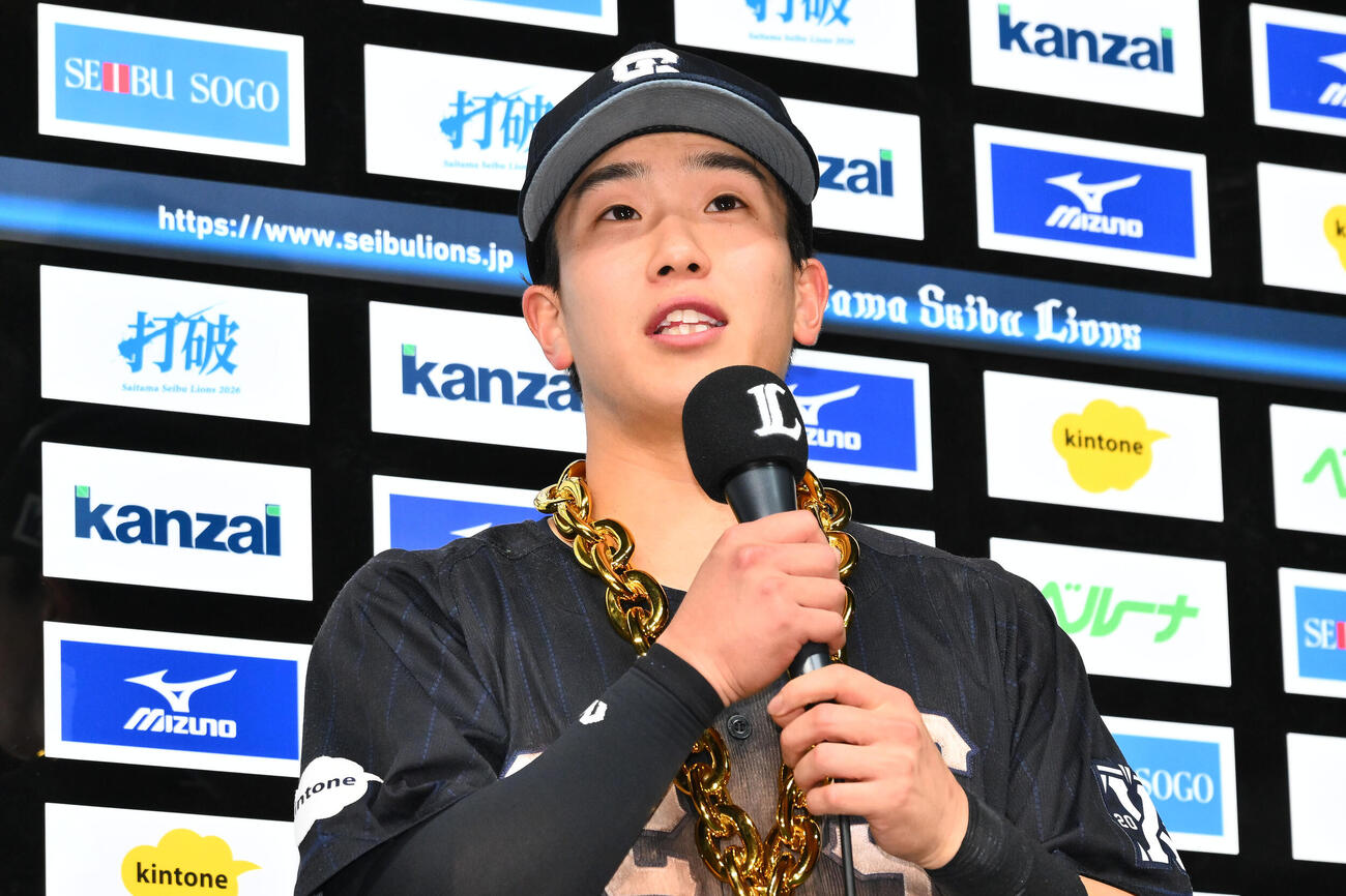 西武対巨人　ヒーローインタビューを受ける西武滝沢夏央（撮影・滝沢徹郎）