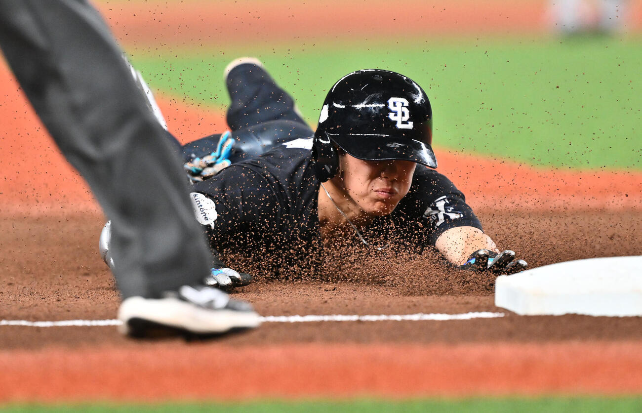 西武対巨人　8回裏西武2死二塁、滝沢夏央は適時三塁打を放ち滑り込む（撮影・滝沢徹郎）