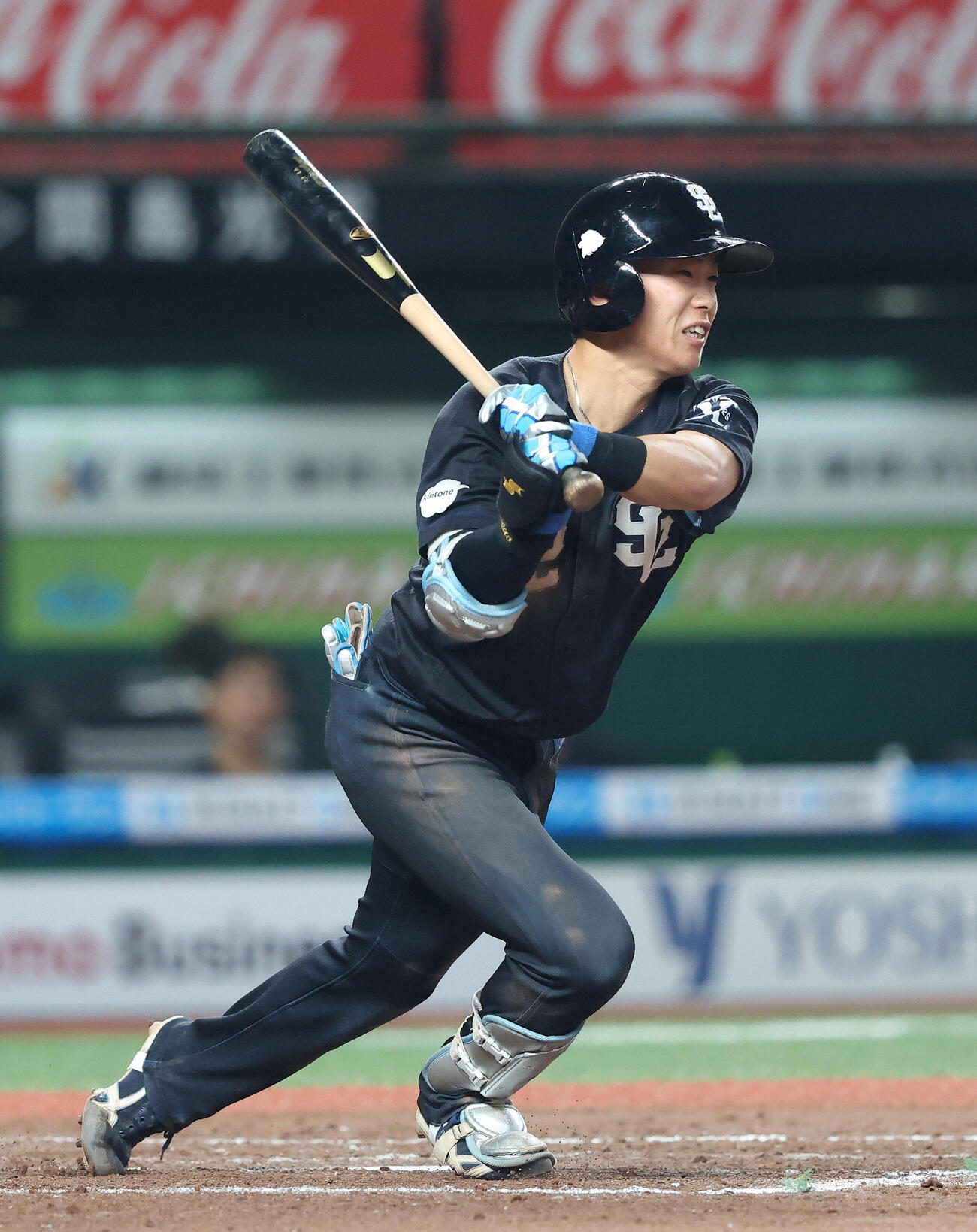 西武対巨人　8回裏西武2死三塁、適時三塁打を放つ滝沢夏央（撮影・河田真司）