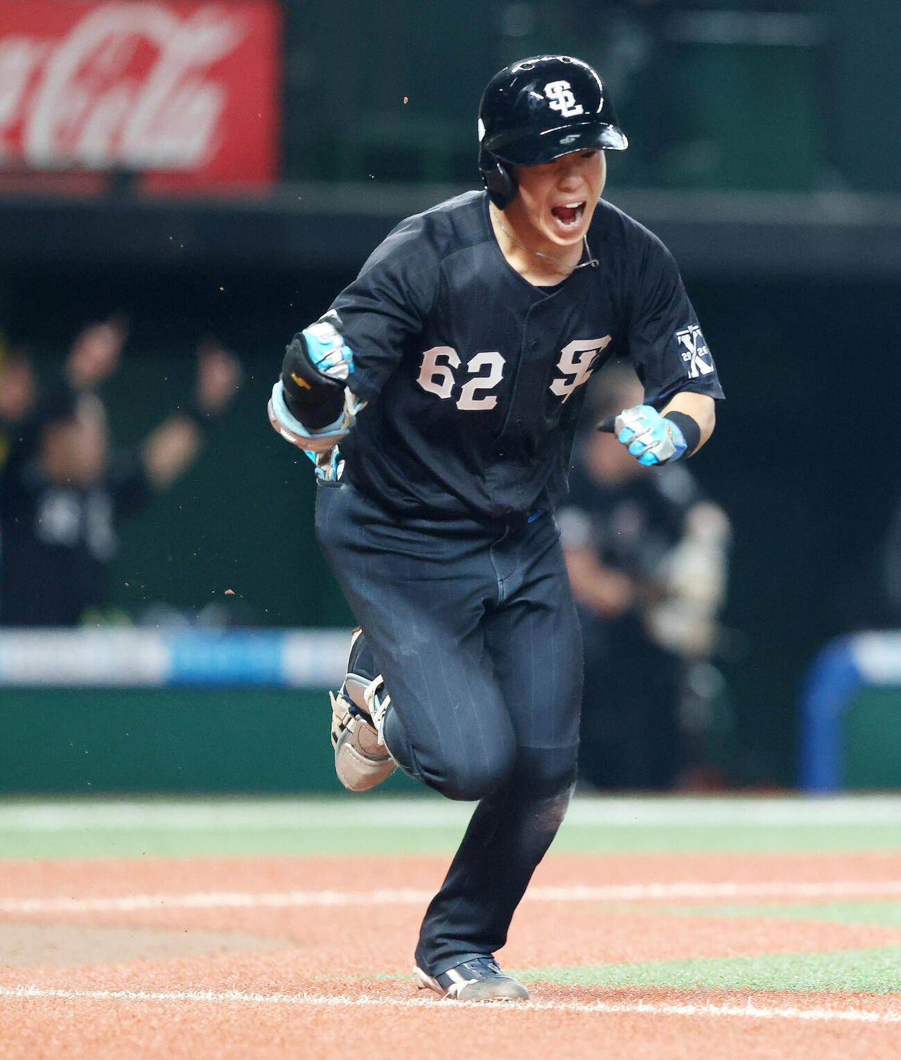 西武対巨人　6回裏西武1死一塁、左前適時打を放ちガッツポーズする滝沢夏央（撮影・河田真司）