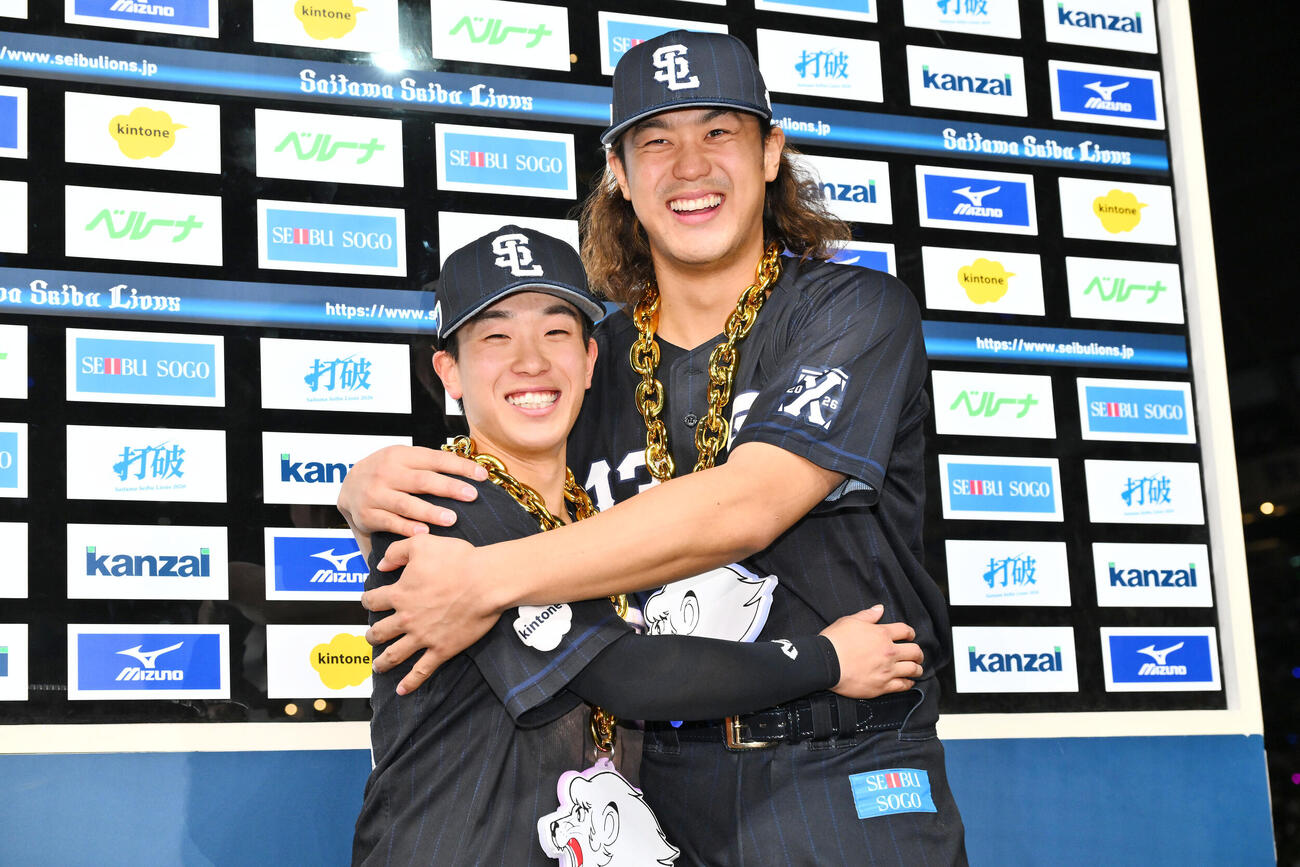 西武対巨人　ヒーローインタビューで抱き合って写真に納まる西武滝沢夏央（左）と高橋光成（撮影・滝沢徹郎）