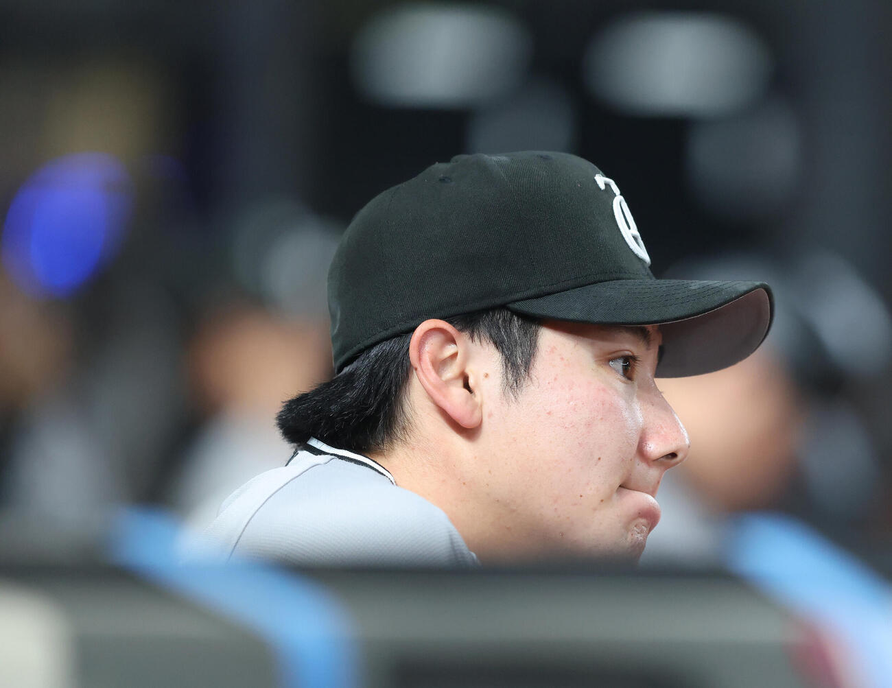 西武対巨人　8回裏西武2死三塁、降板しベンチで浮かない表情を見せる竹丸和幸（撮影・河田真司）
