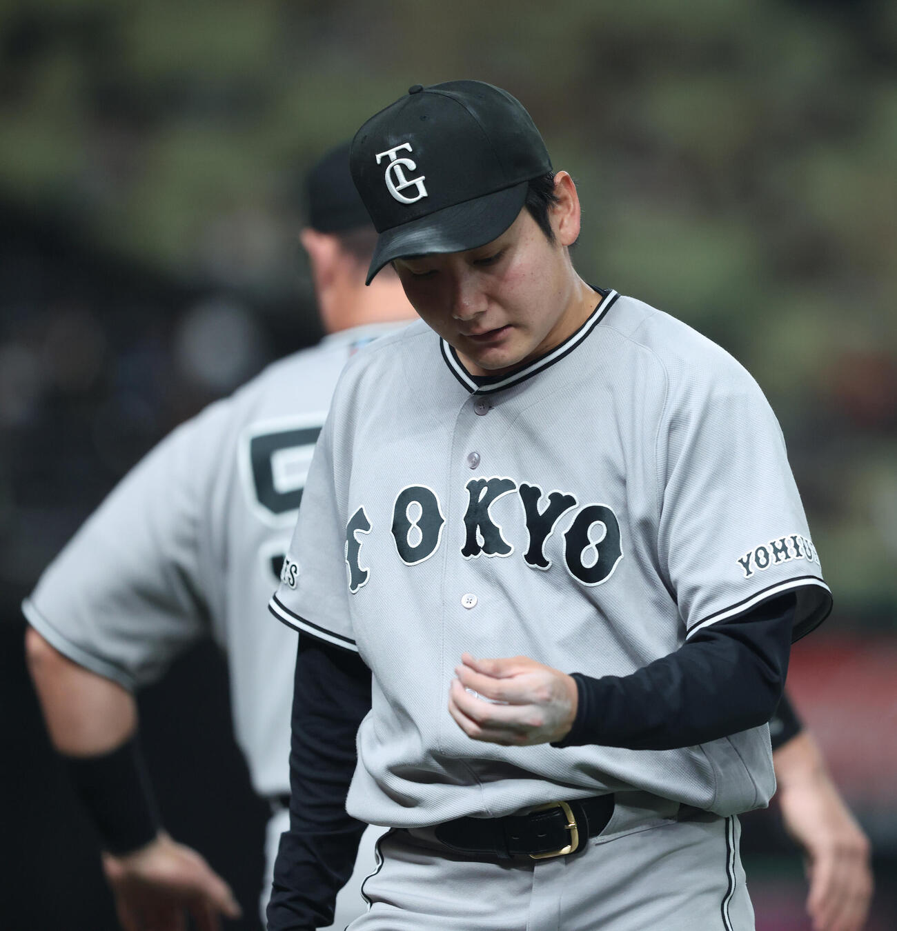 西武対巨人　6回裏を終えベンチに戻る竹丸和幸（撮影・河田真司）