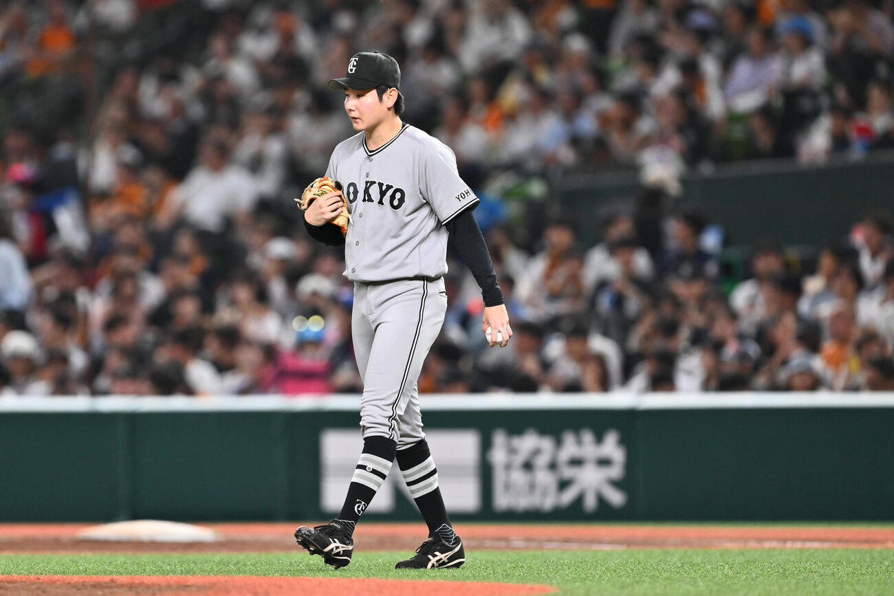 西武対巨人　8回裏、マウンドへ向かう巨人先発の竹丸和幸（撮影・滝沢徹郎）