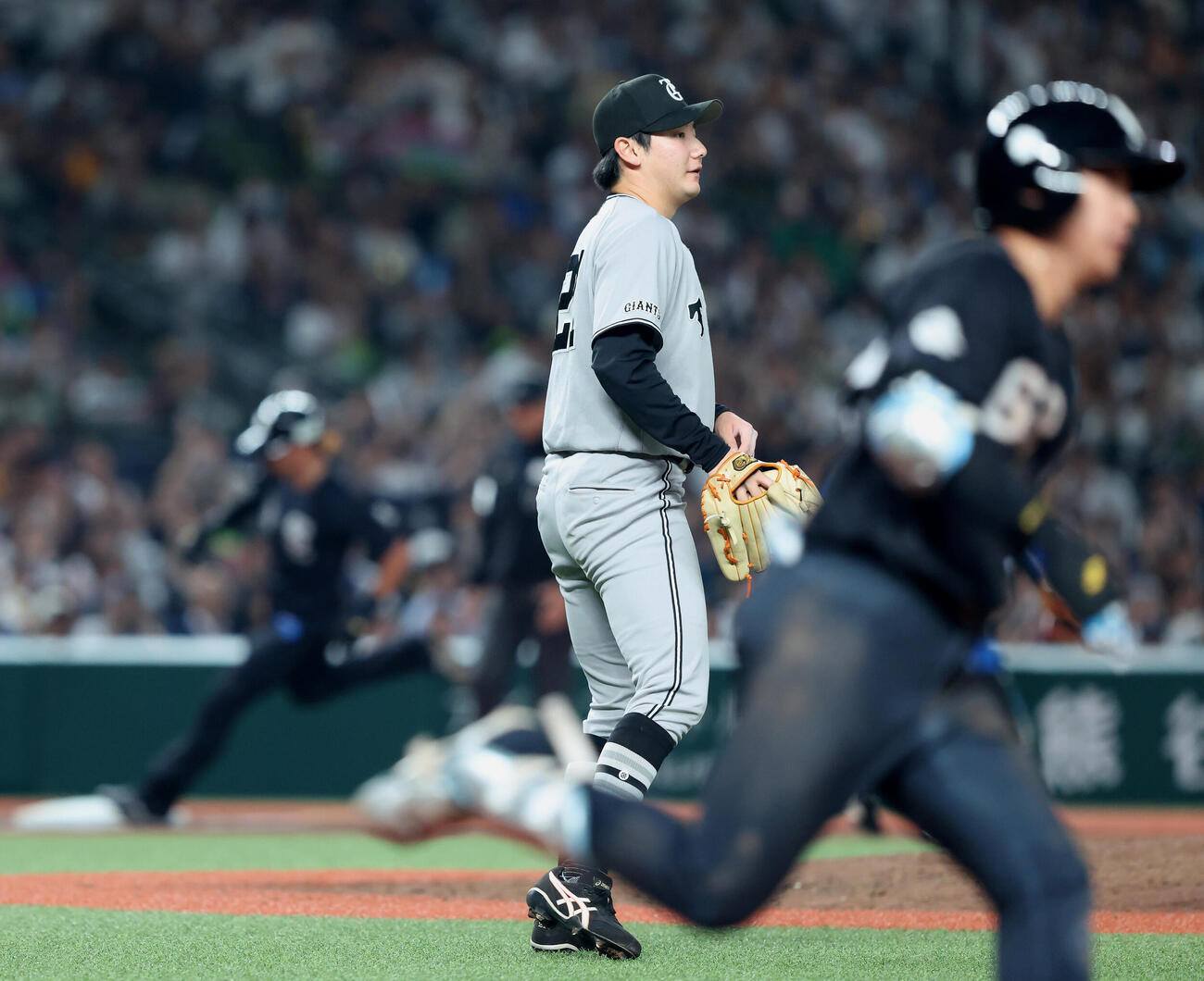 西武対巨人　8回裏西武2死三塁、滝沢夏央に適時三塁打を浴びる竹丸和幸（撮影・河田真司）