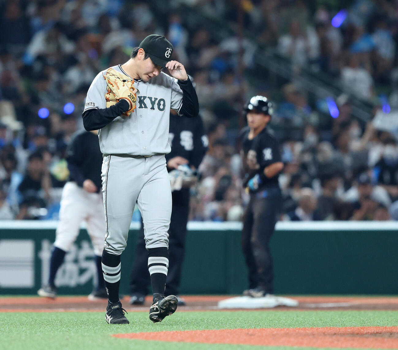 西武対巨人　8回裏西武2死三塁、降板する竹丸和幸（撮影・河田真司）