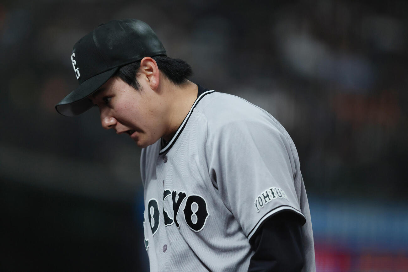西武対巨人　7回裏を抑えベンチに戻る竹丸和幸（撮影・河田真司）