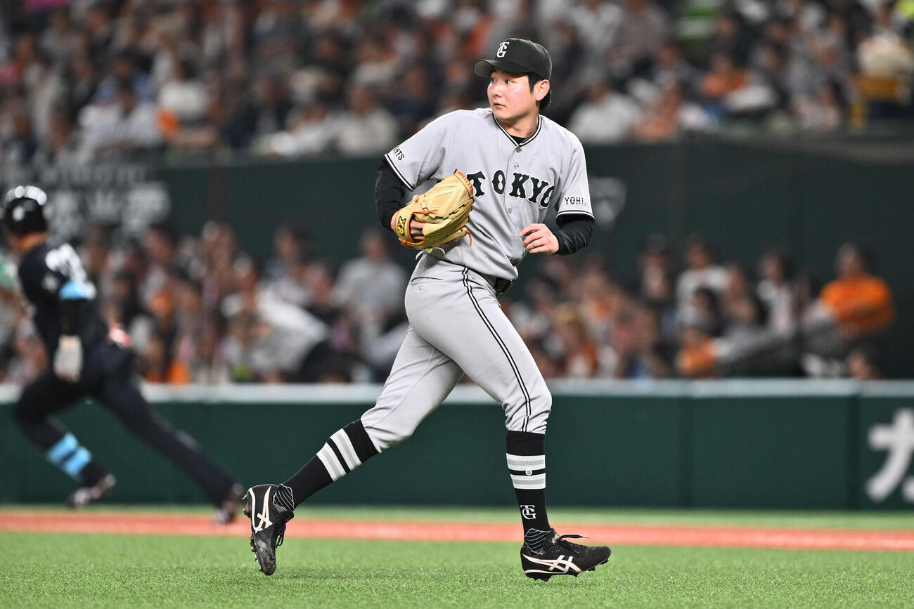西武対巨人　1回裏西武1死一塁、長谷川信哉に先制適時二塁打を許す竹丸和幸（撮影・滝沢徹郎）
