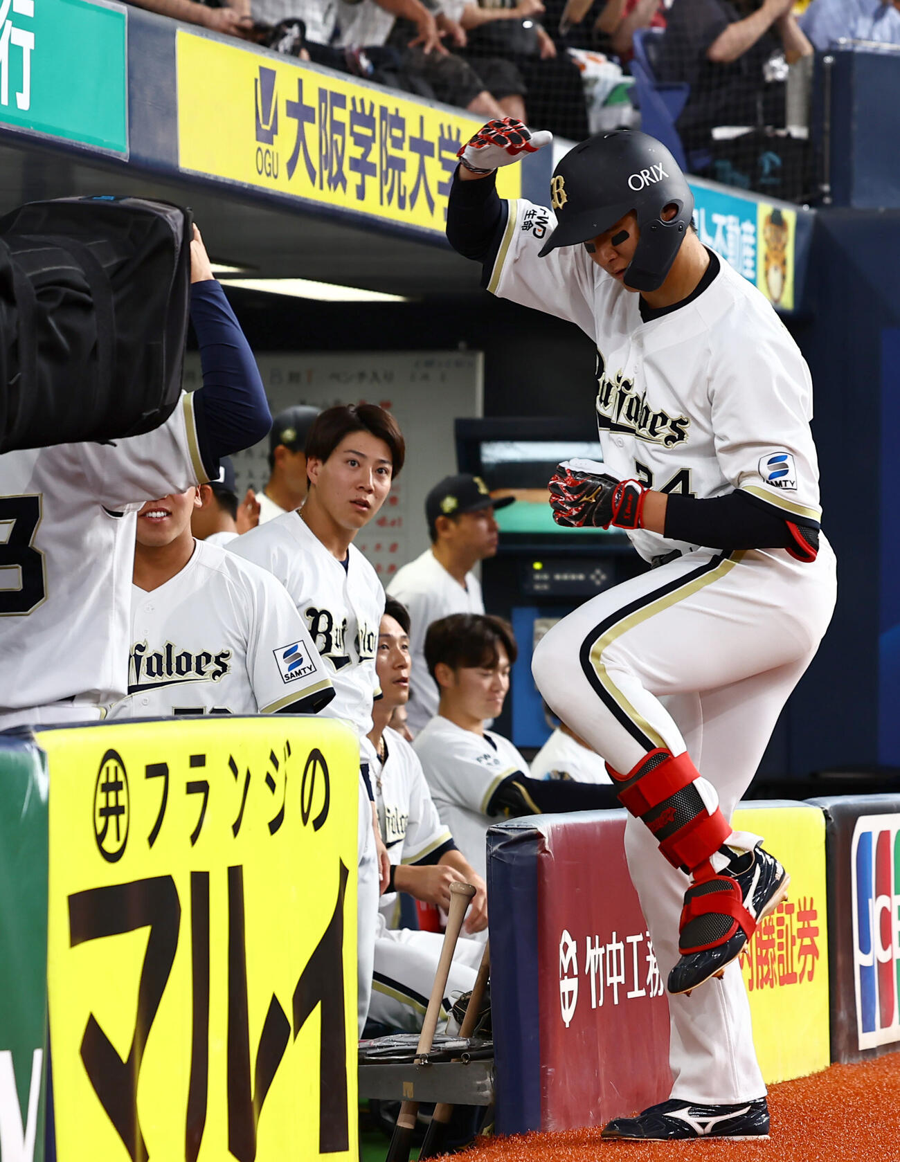 オリックス対阪神　1回裏オリックス1死、ソロ本塁打を放った紅林弘太郎制はポーズを決める（撮影・上田博志）