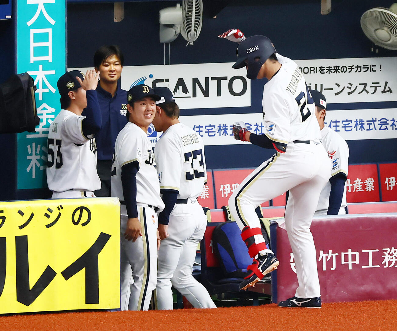 オリックス対阪神　1回裏オリックス1死、左越えソロ本塁打を放った紅林弘太郎（右）はベンチ前でポーズを決める（撮影・加藤哉）