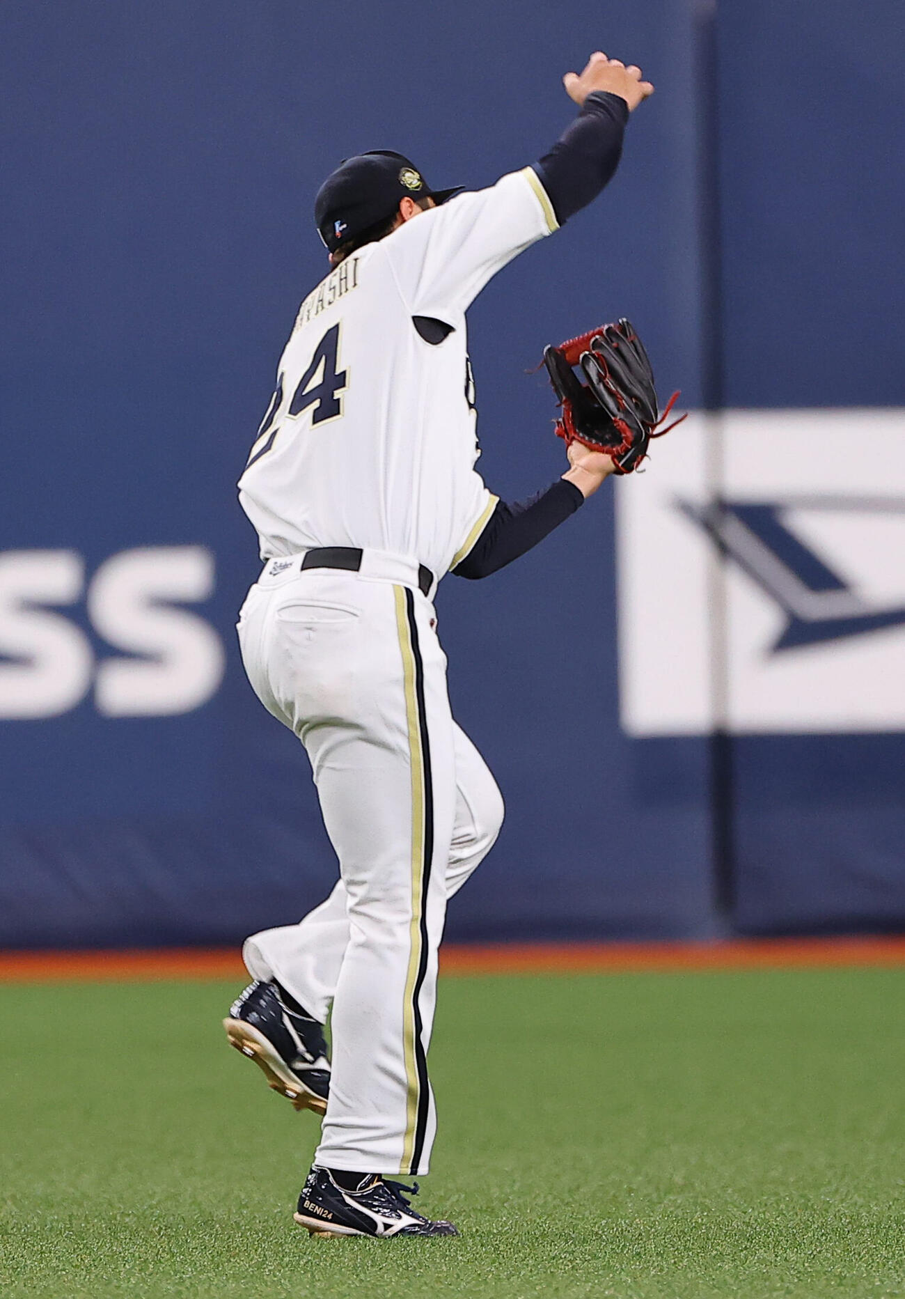 オリックス対阪神　2回表阪神1死一、二塁、紅林弘太郎は立石正広の遊飛を好捕する（撮影・上田博志）