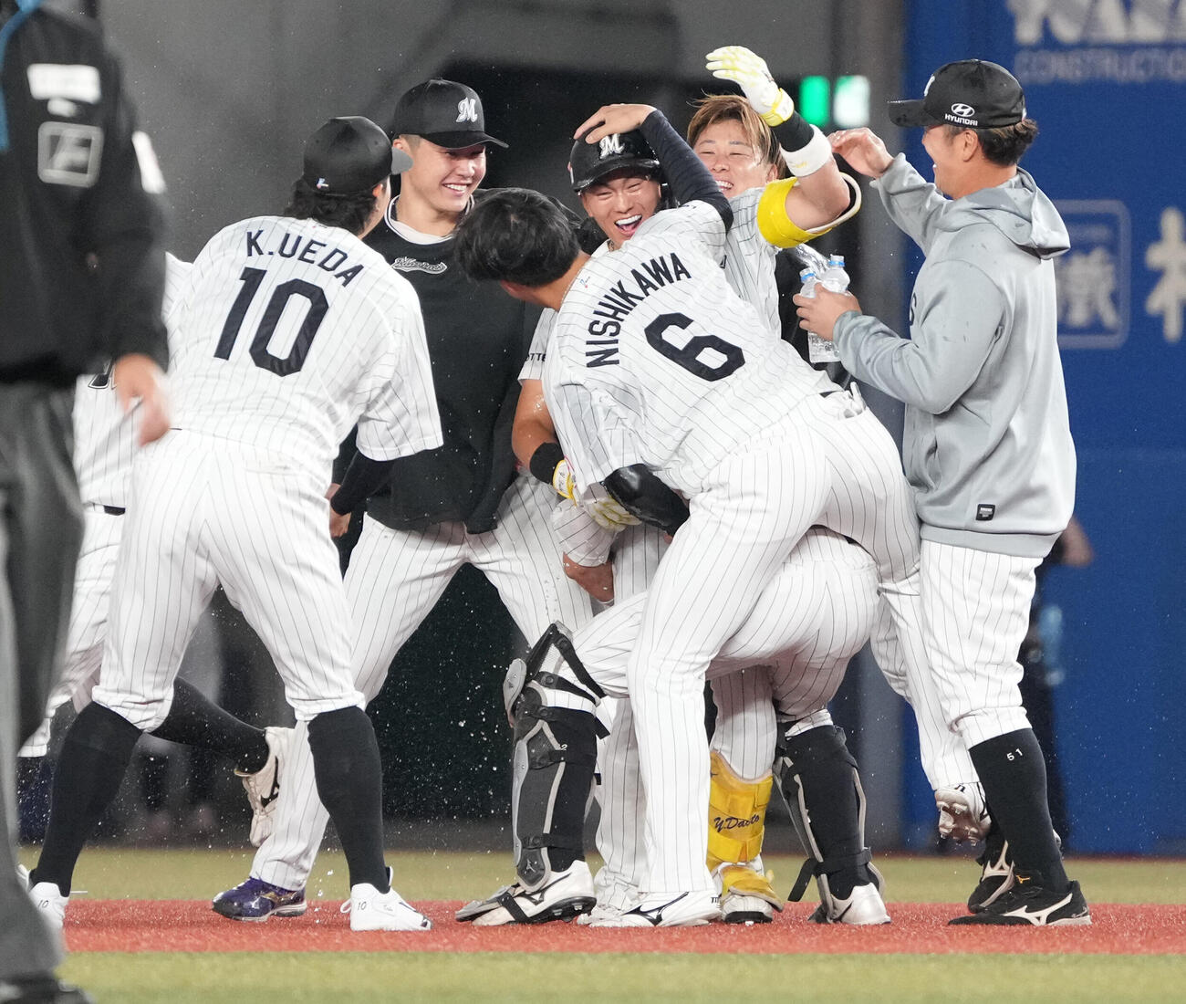 ロッテ対DeNA 9回裏ロッテ2死二、三塁、山本大斗（中央）はサヨナラの右前適時打を放ちナインから手荒い祝福を受ける（撮影・小沢裕）