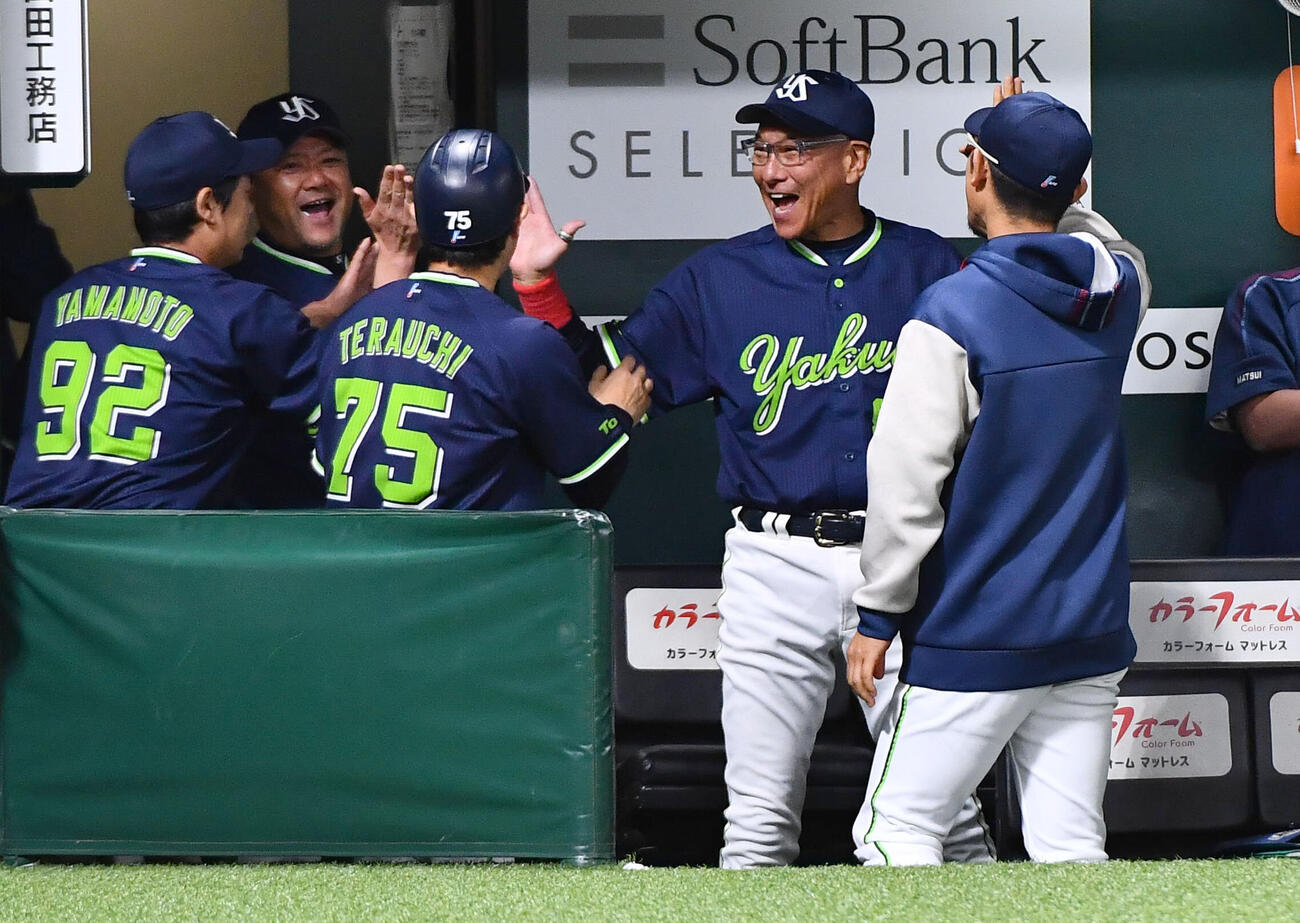 ソフトバンク対ヤクルト　ソフトバンクに勝利し、コーチ陣と笑顔でハイタッチする池山隆寛監督（撮影・岩下翔太）