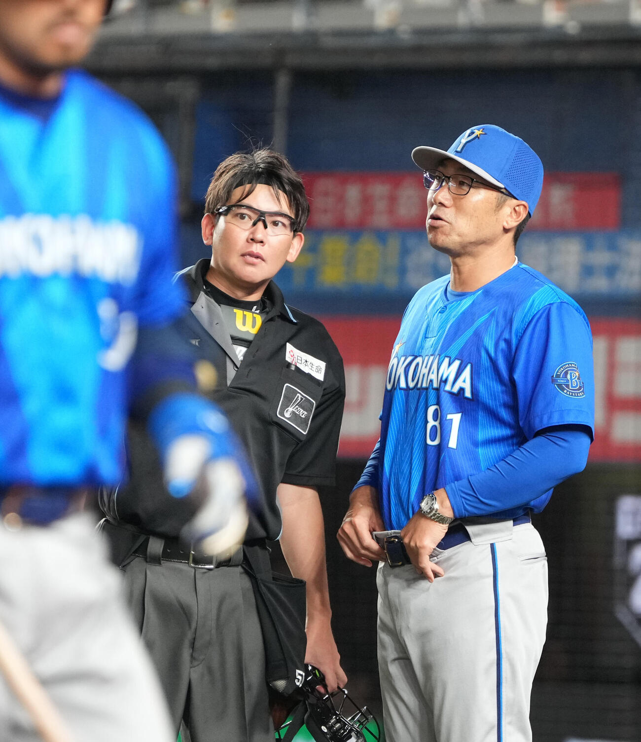 ロッテ対DeNA　選手交代を告げるDeNA相川亮二監督（撮影・小沢裕）