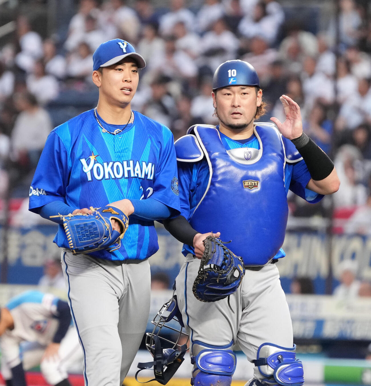 ロッテ対DeNA 1回裏の投球を終えベンチへ引き揚げるDeNA先発の入江大生　右は戸柱恭孝（撮影・小沢裕）　