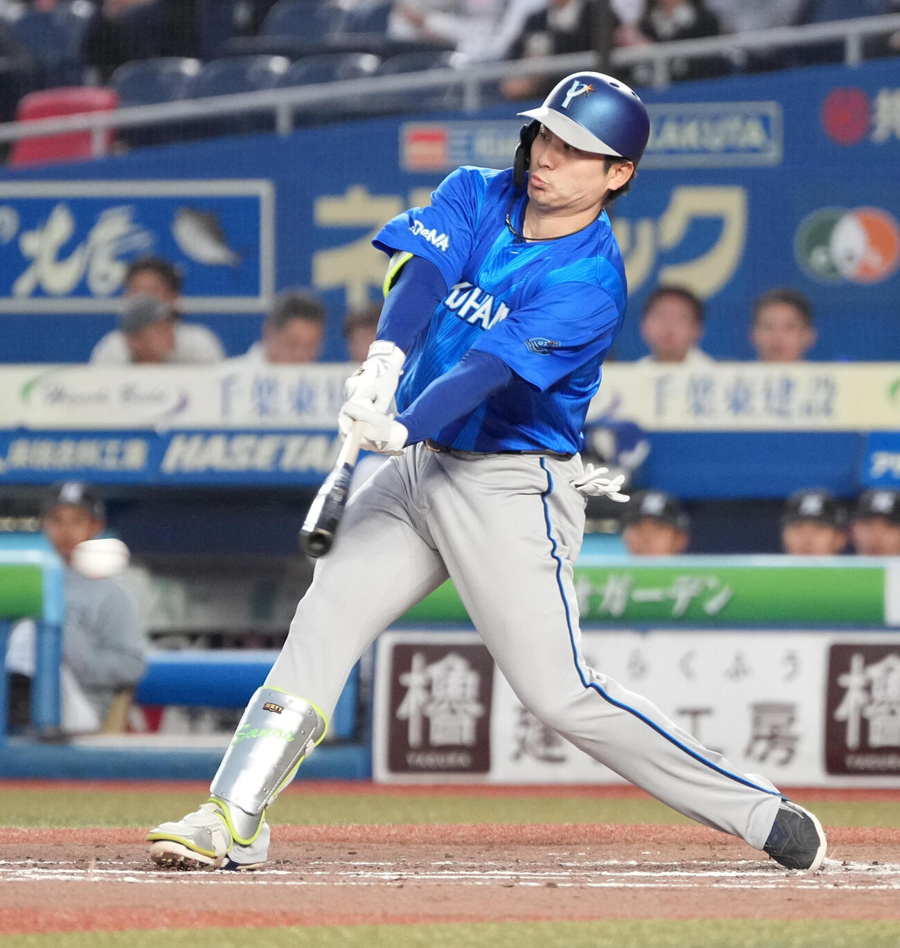 ロッテ対DeNA 3回表DeNA2死一、二塁、佐野恵太は中前に同点適時打を放つ（撮影・小沢裕）