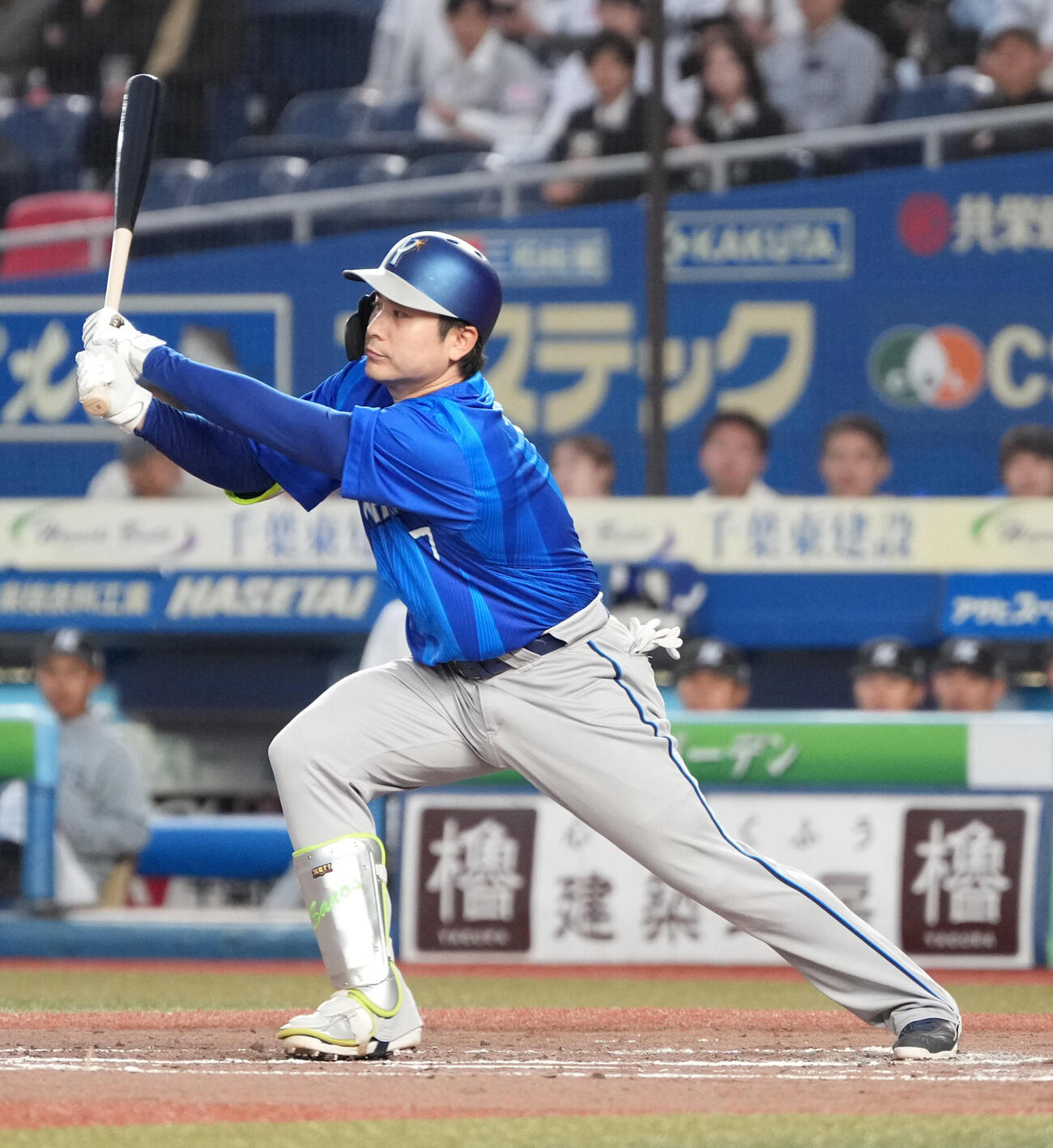 ロッテ対DeNA 3回表DeNA2死一、二塁、佐野恵太は中前に同点適時打を放つ（撮影・小沢裕）
