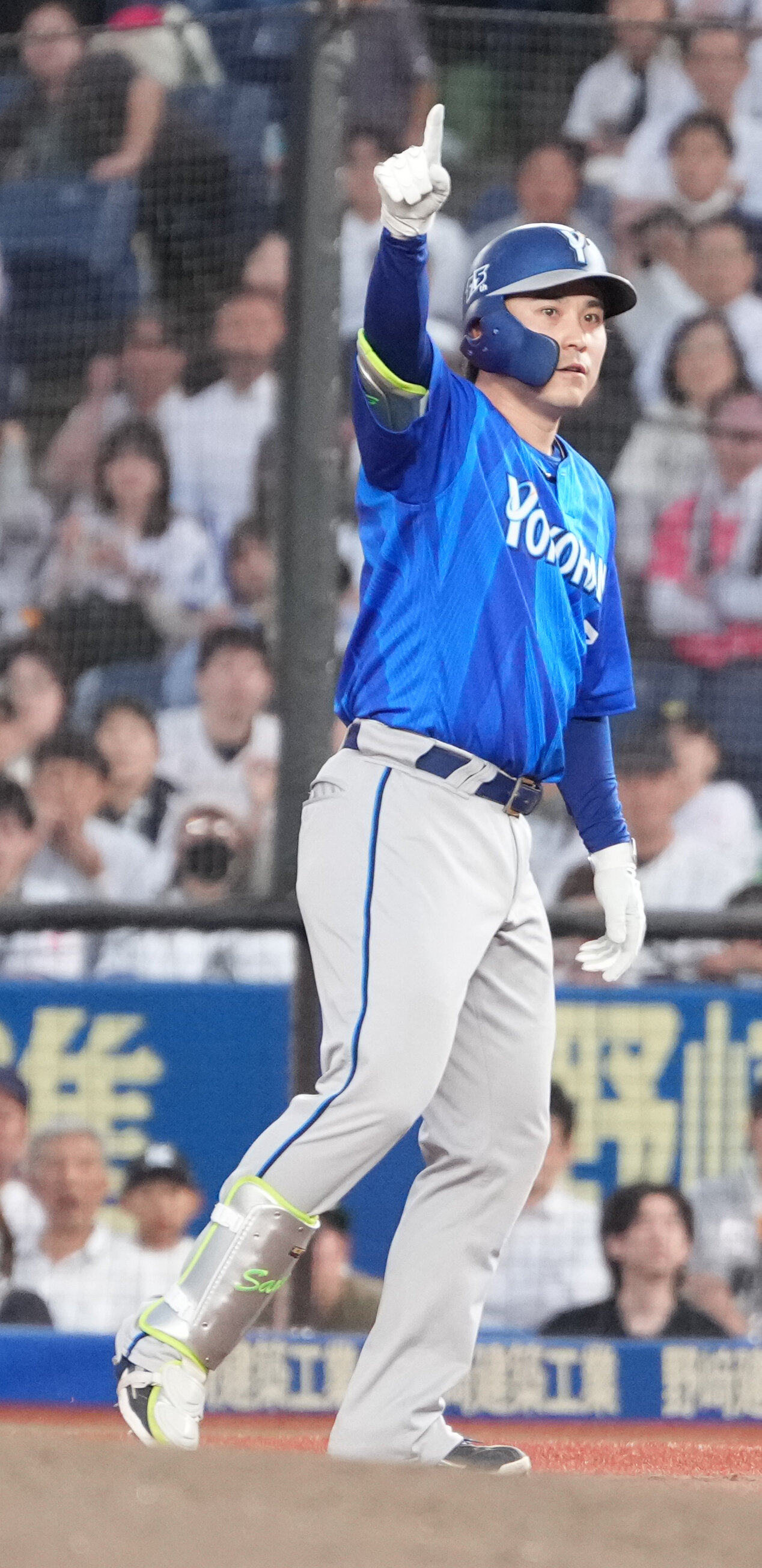 ロッテ対DeNA 3回表DeNA2死一、二塁、佐野恵太は中前に同点適時打を放ちベンチに向かってポーズを決める（撮影・小沢裕）　