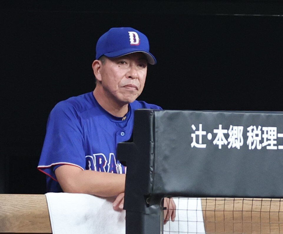 日本ハム対中日　試合を見つめる井上一樹監督（撮影・黒川智章）