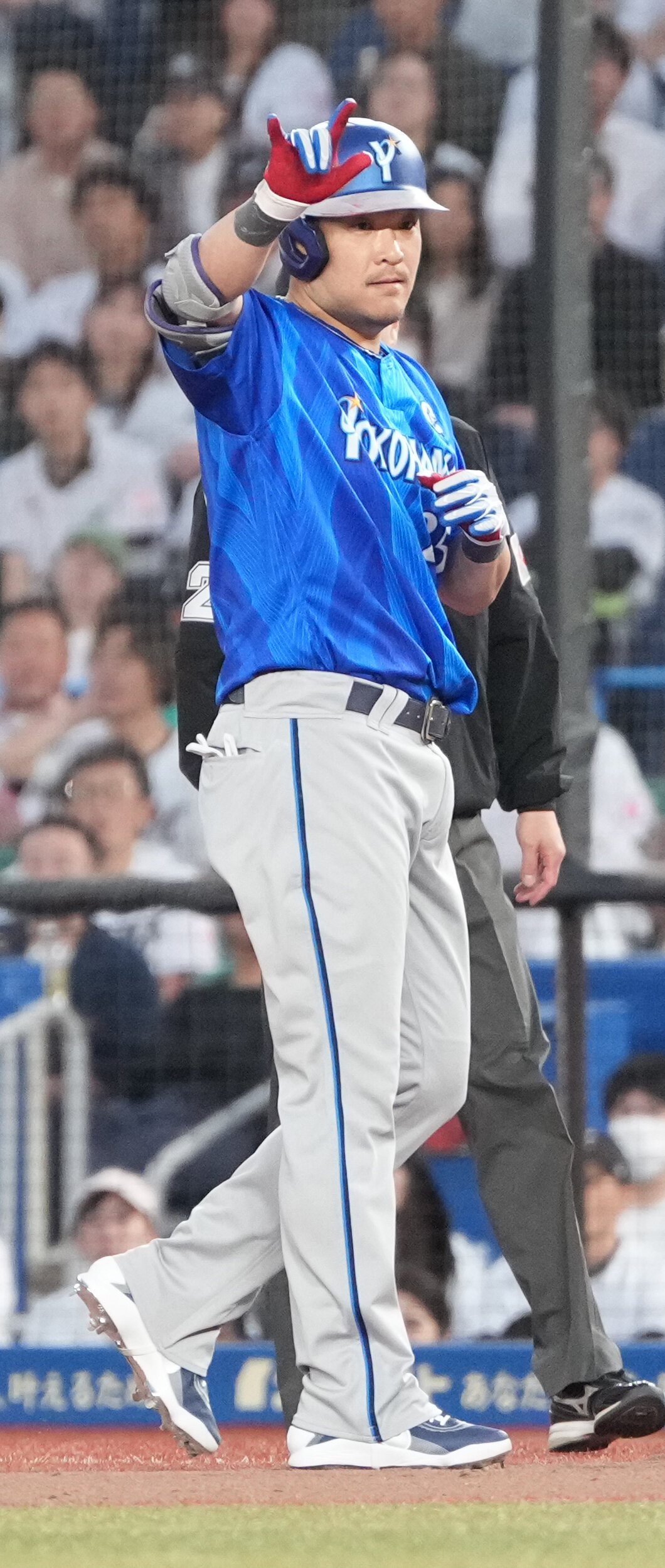 ロッテ対DeNA 3回表DeNA2死一、二塁、筒香嘉智は勝ち越しの左前適時打を放ちベンチへ向かってポーズを決める（撮影・小沢裕）　＝2026年6月12日