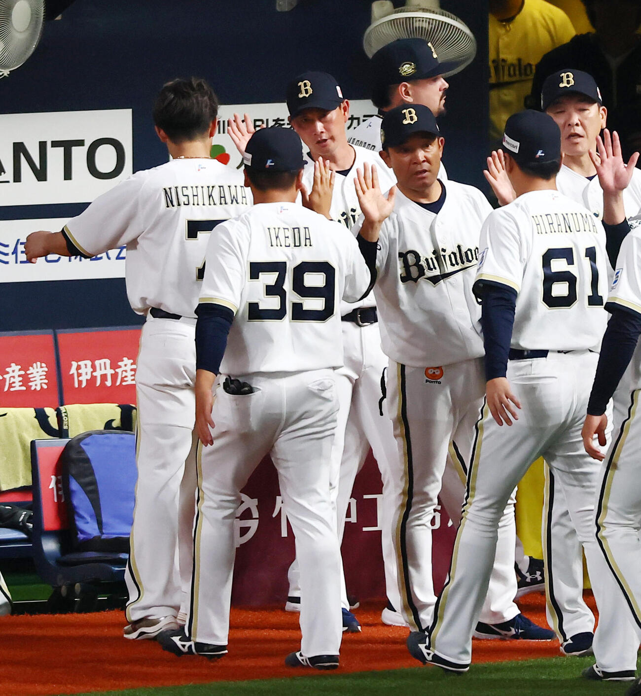 オリックス対阪神　阪神に勝利しナインを迎えるオリックス岸田護監督（撮影・加藤哉）