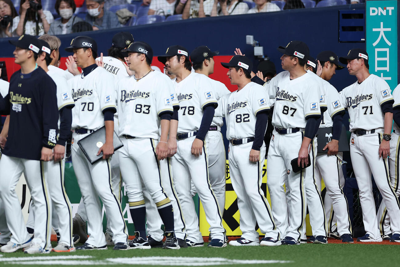 オリックス対阪神　阪神に勝利し、選手をタッチで出迎えるオリックス岸田護監督（右端）ら（撮影・前田充）