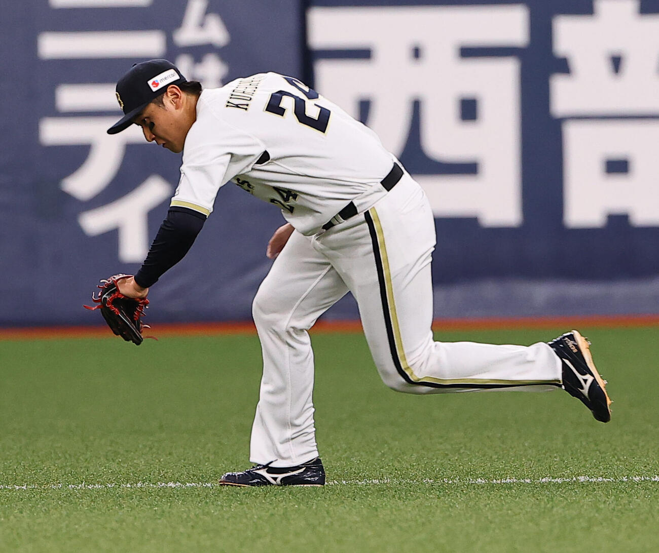 オリックス対阪神　2回表阪神無死一塁、紅林弘太郎は大山悠輔の遊ゴロをさばく（撮影・上田博志）